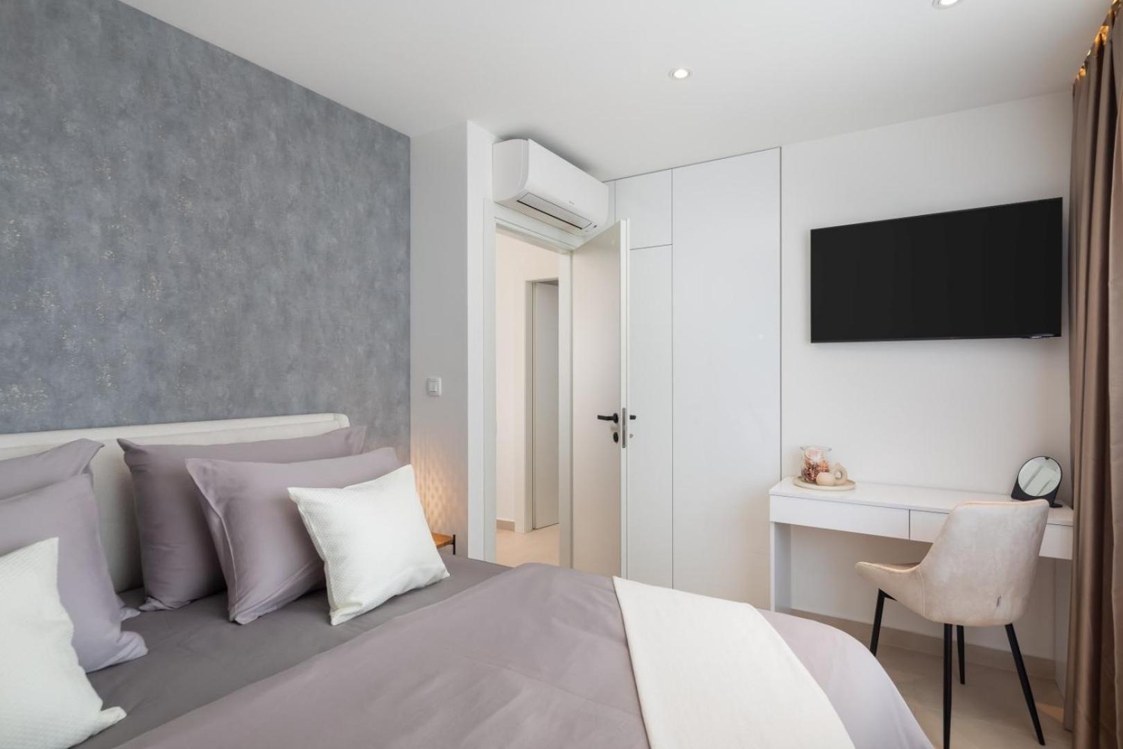 Luxury Silvery In Center With Jacuzzi, Sauna And Parking