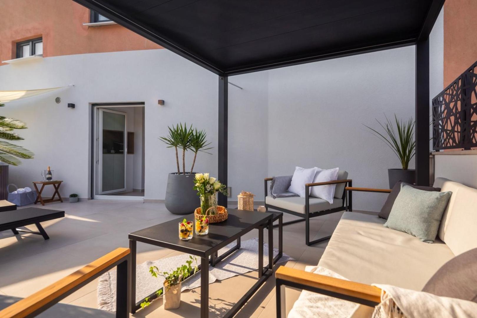 Luxury Silvery In Center With Jacuzzi, Sauna And Parking Split