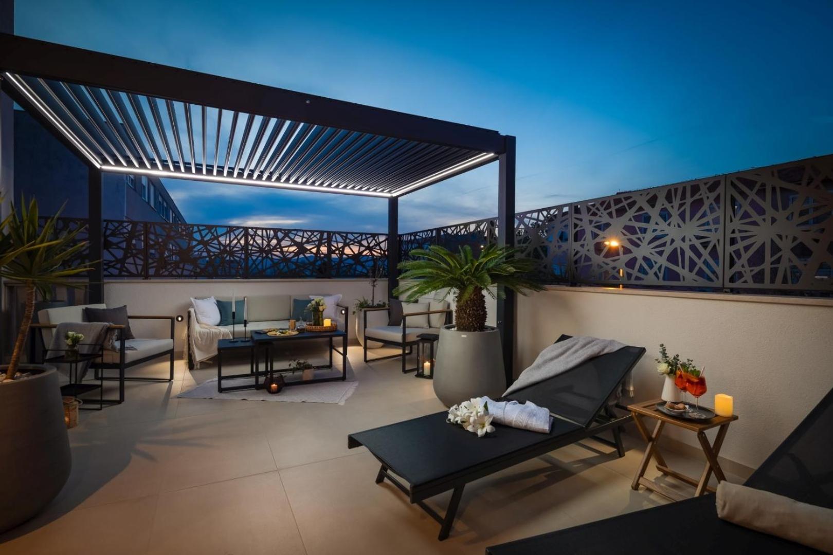 Luxury Silvery In Center With Jacuzzi, Sauna And Parking * Split