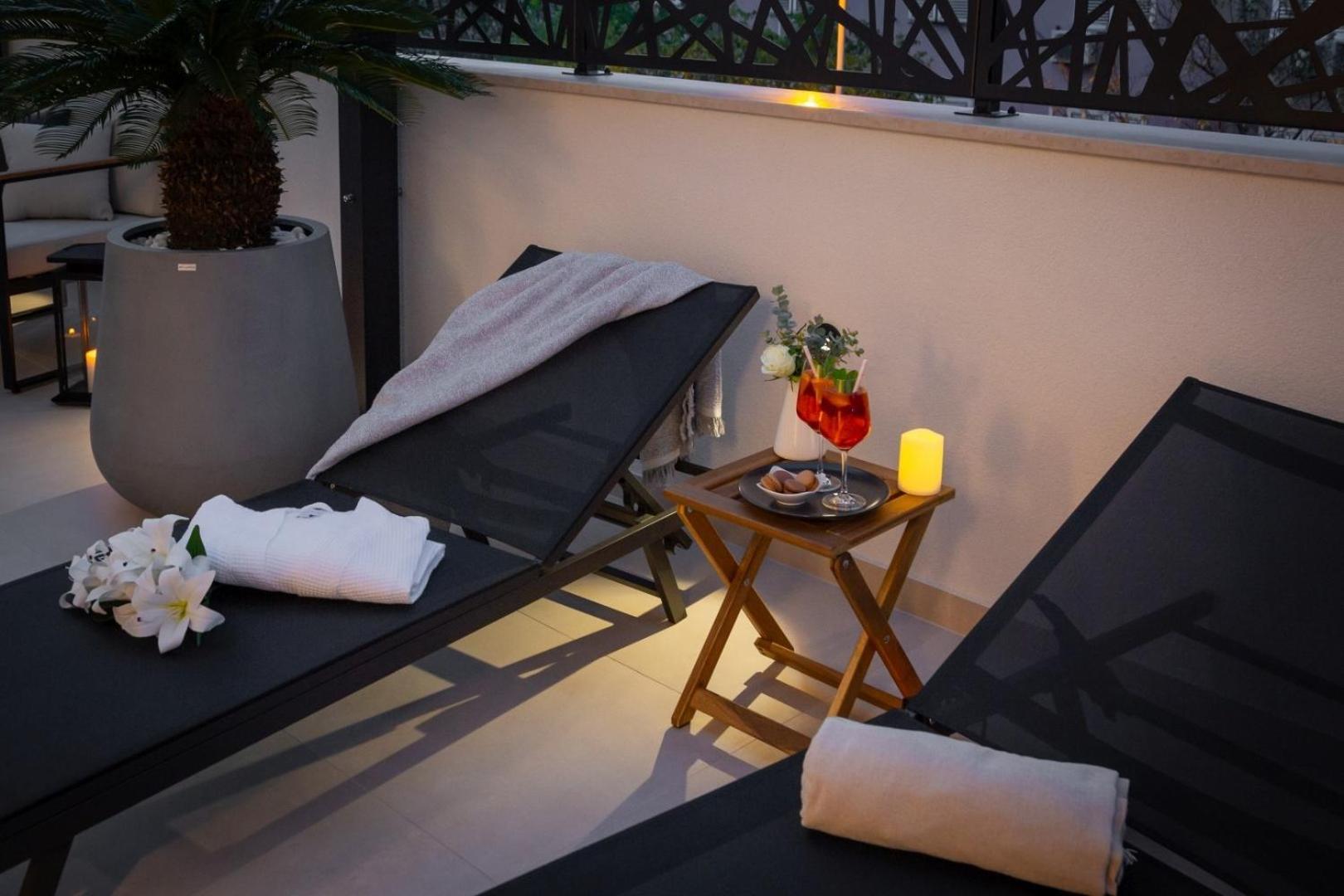 Luxury Silvery In Center With Jacuzzi, Sauna And Parking