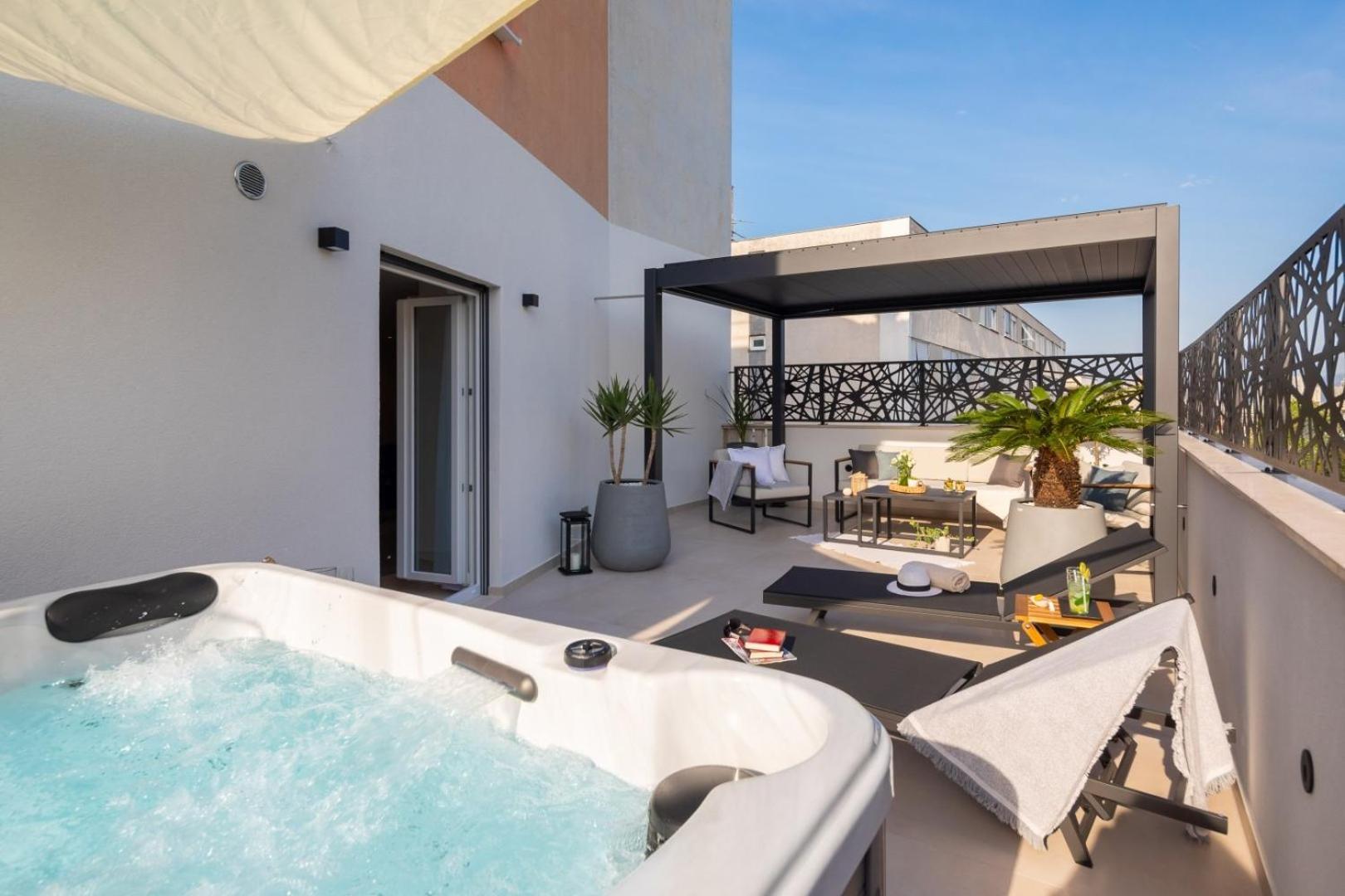 Luxury Silvery In Center With Jacuzzi, Sauna And Parking *