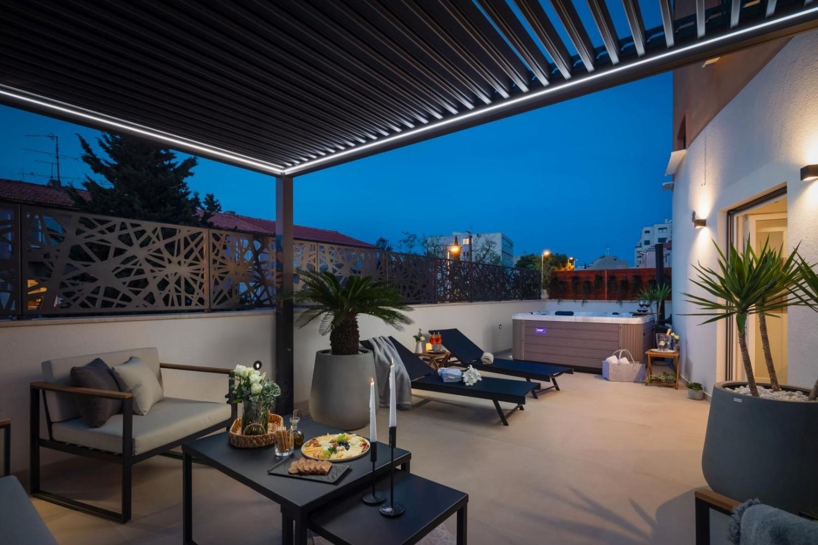 Luxury Silvery In Center With Jacuzzi, Sauna And Parking Split
