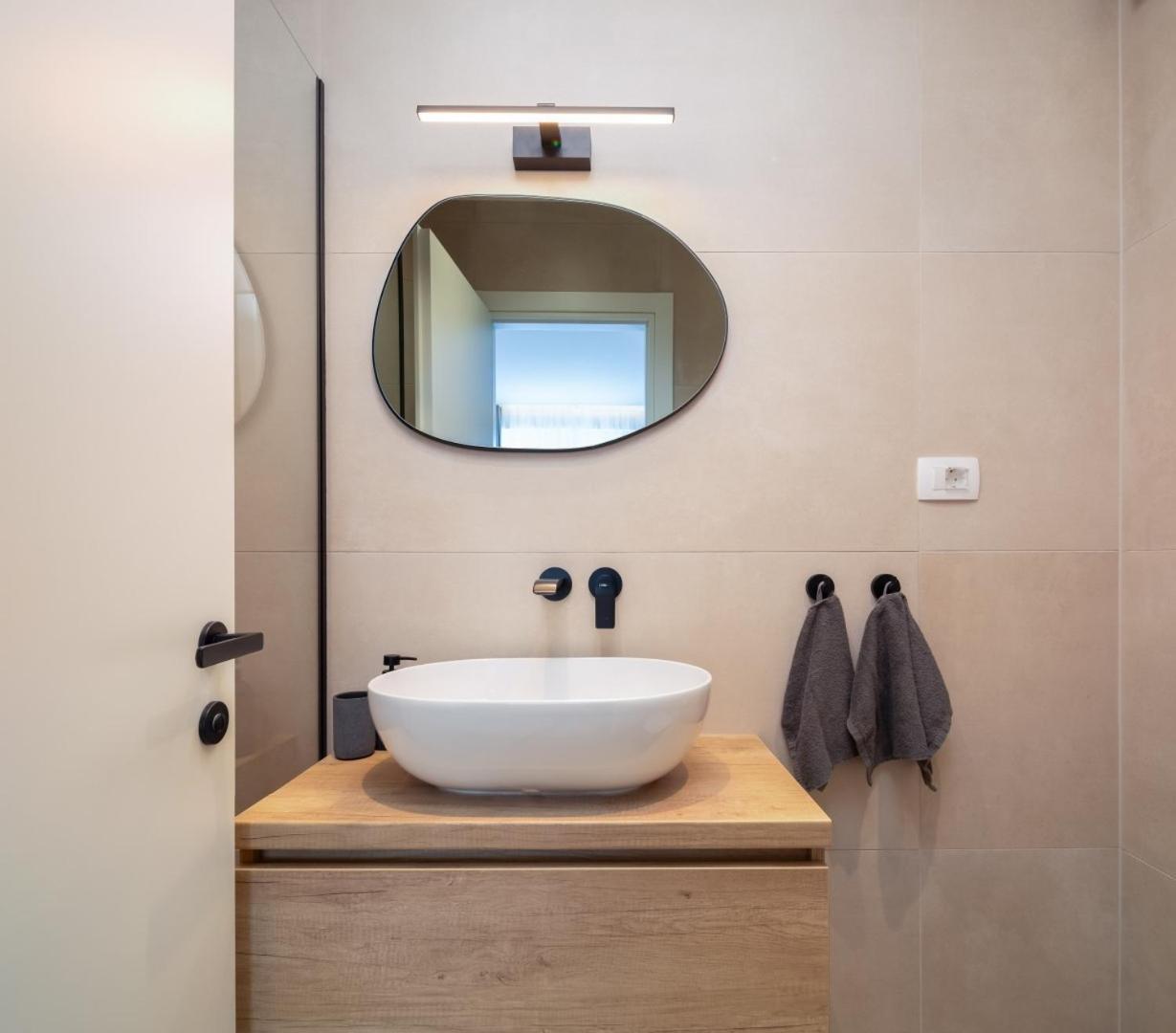 Luxury Silvery In Center With Jacuzzi, Sauna And Parking