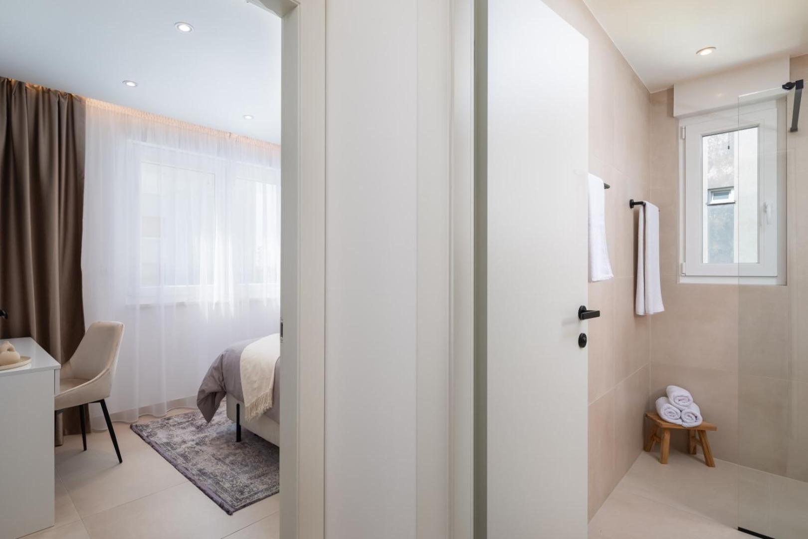 Luxury Silvery In Center With Jacuzzi, Sauna And Parking *