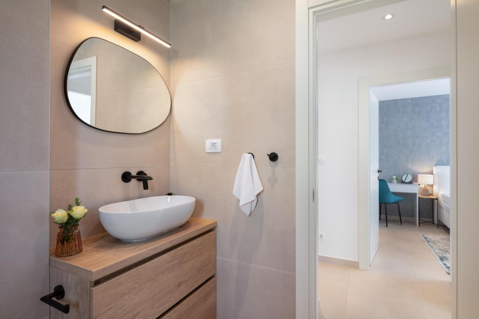 Luxury Silvery In Center With Jacuzzi, Sauna And Parking * Split