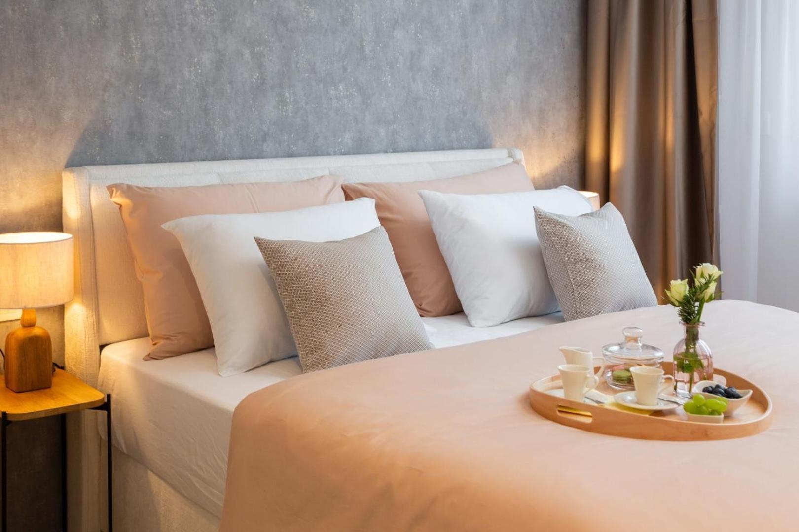 Luxury Silvery In Center With Jacuzzi, Sauna And Parking