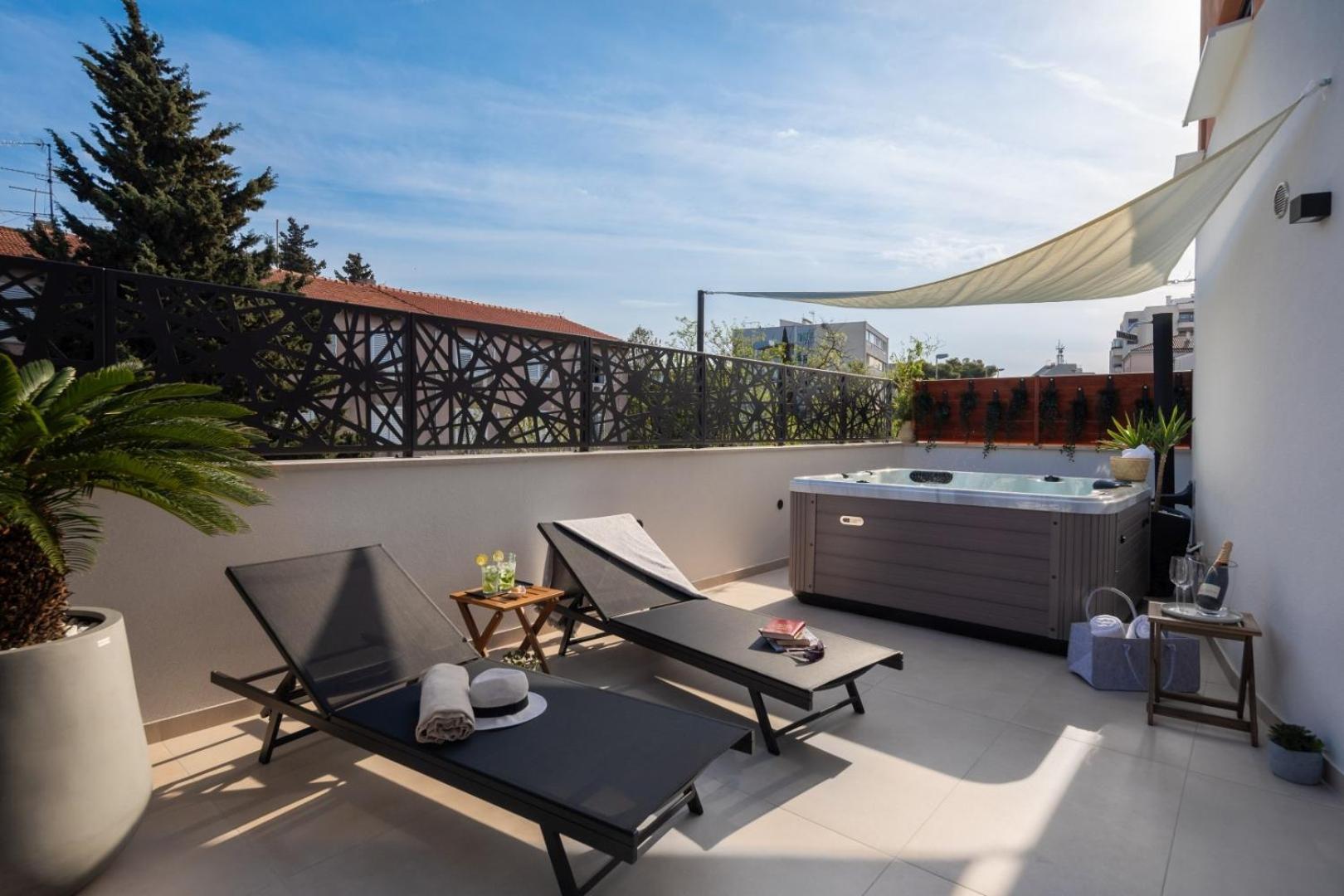 Luxury Silvery In Center With Jacuzzi, Sauna And Parking *