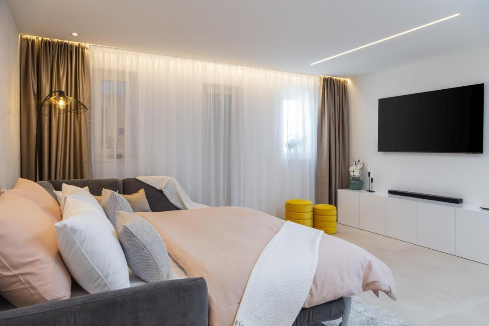 Luxury Silvery In Center With Jacuzzi, Sauna And Parking Split