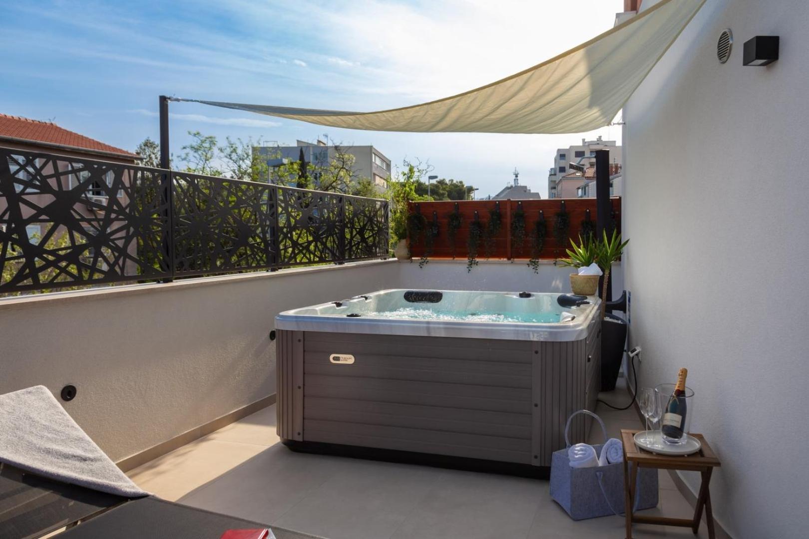 Luxury Silvery In Center With Jacuzzi, Sauna And Parking