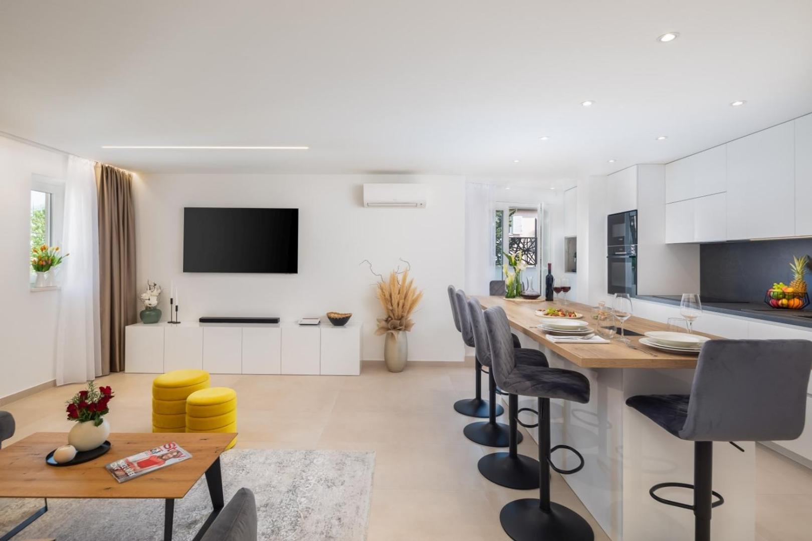 Luxury Silvery In Center With Jacuzzi, Sauna And Parking