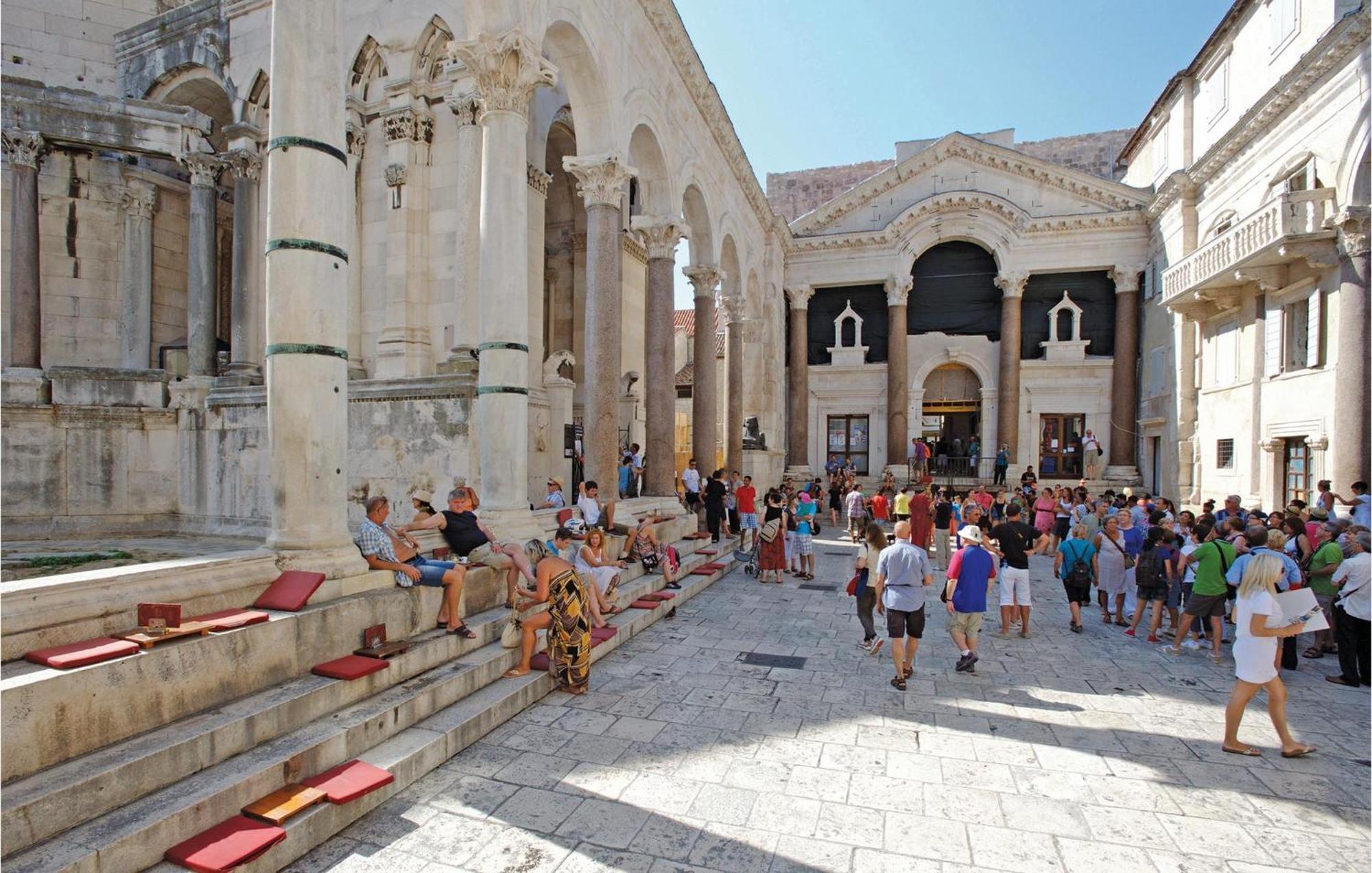 2 Bedroom Nice Apartment In Split