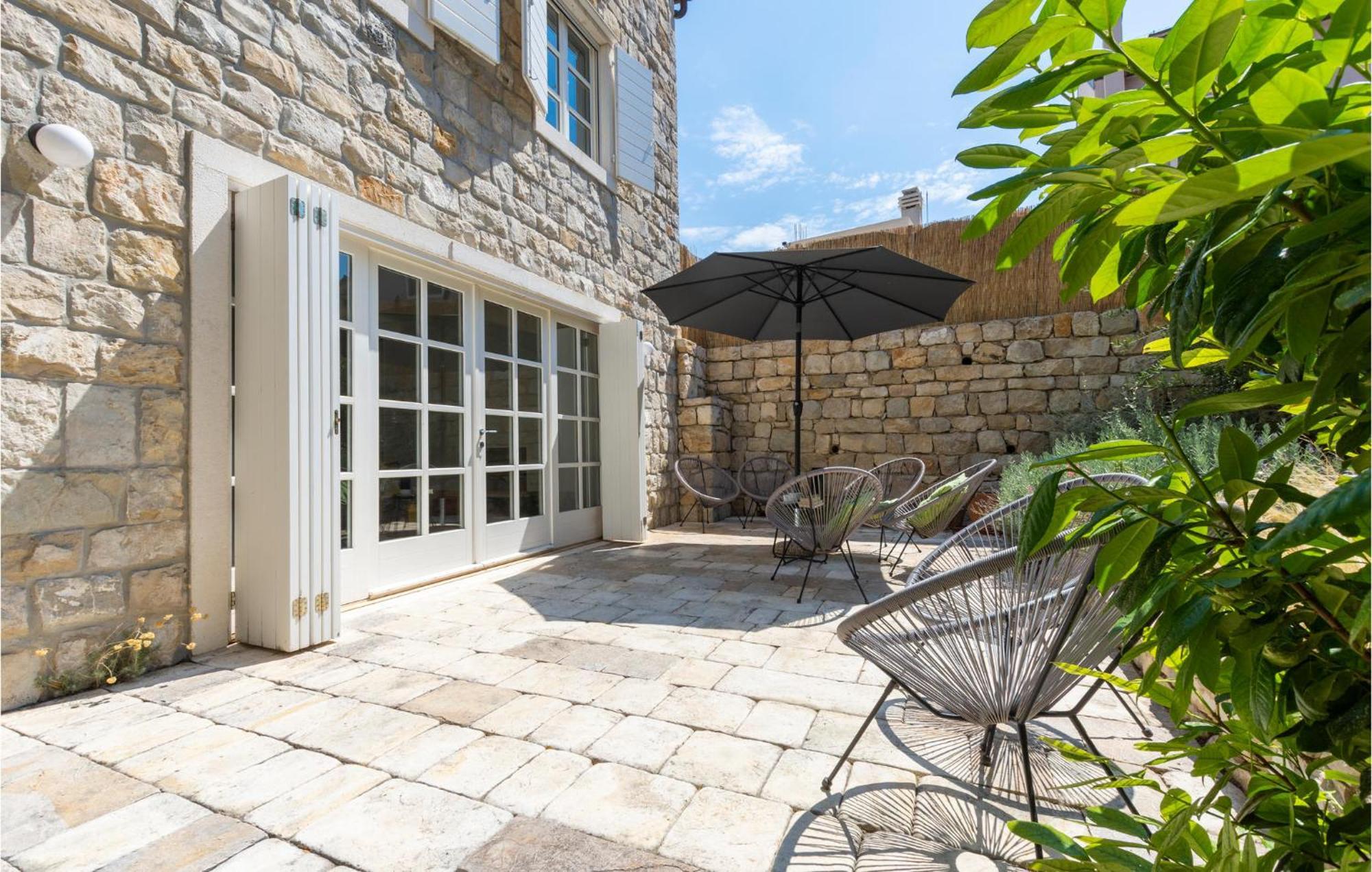Vikendica Stunning Home In Split With Outdoor Swimming Pool