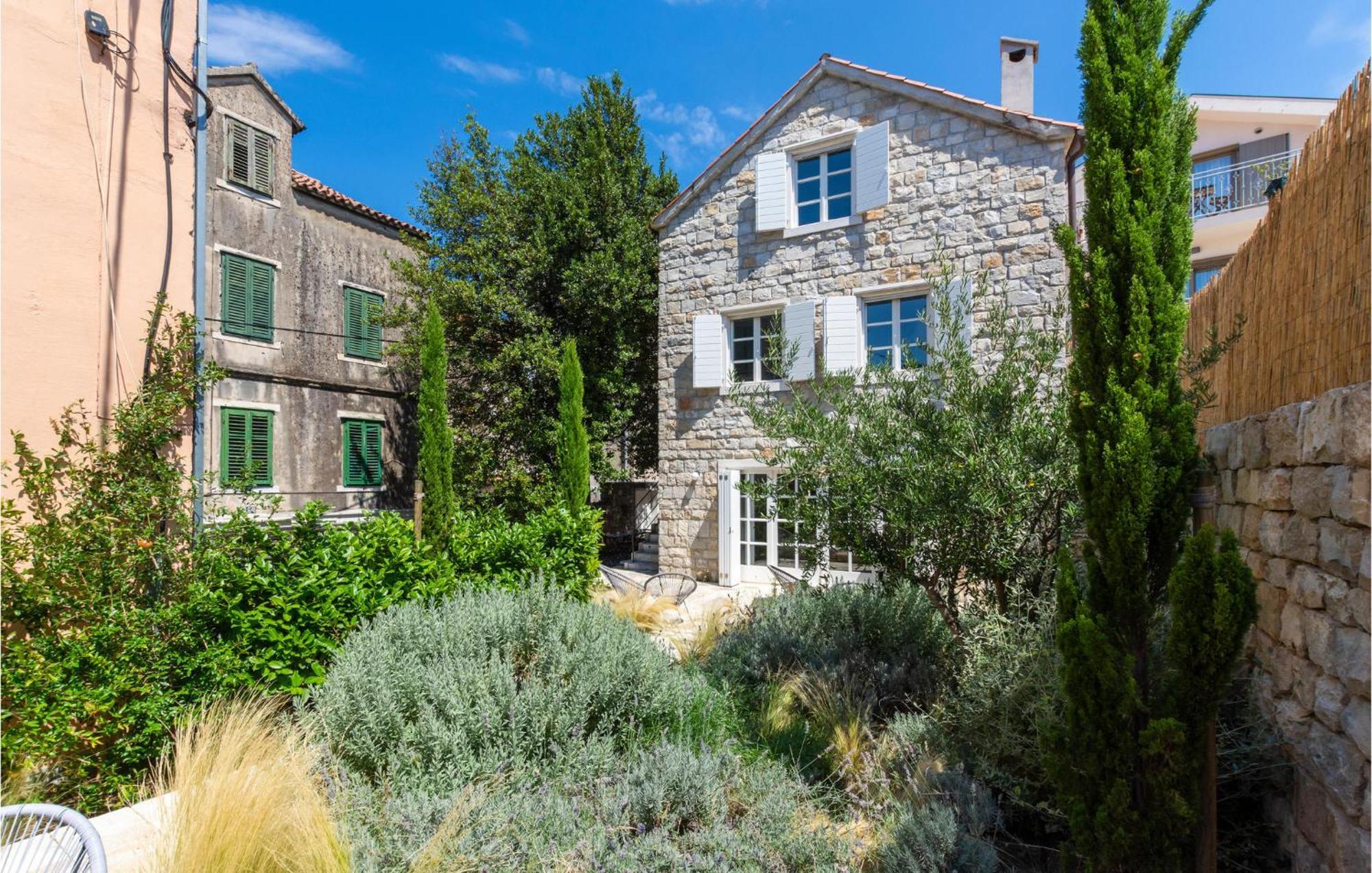 Stunning Home In Split With Outdoor Swimming Pool Vikendica