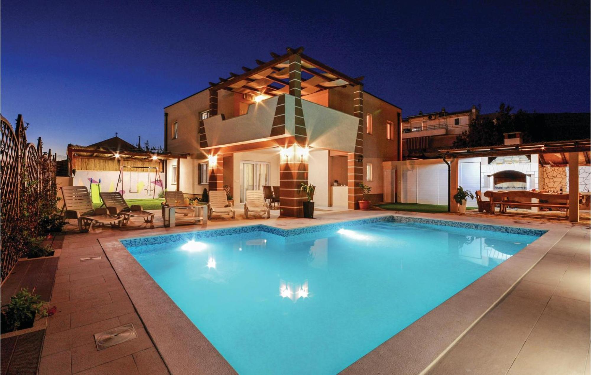3 Bedroom Nice Home In Solin Split