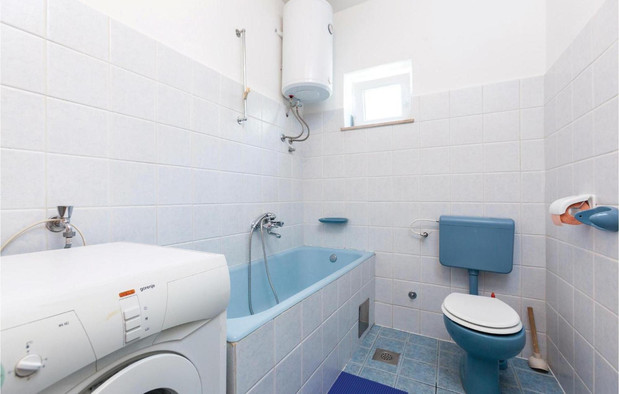 Holiday home 4 Bedroom Front In Stobrec *