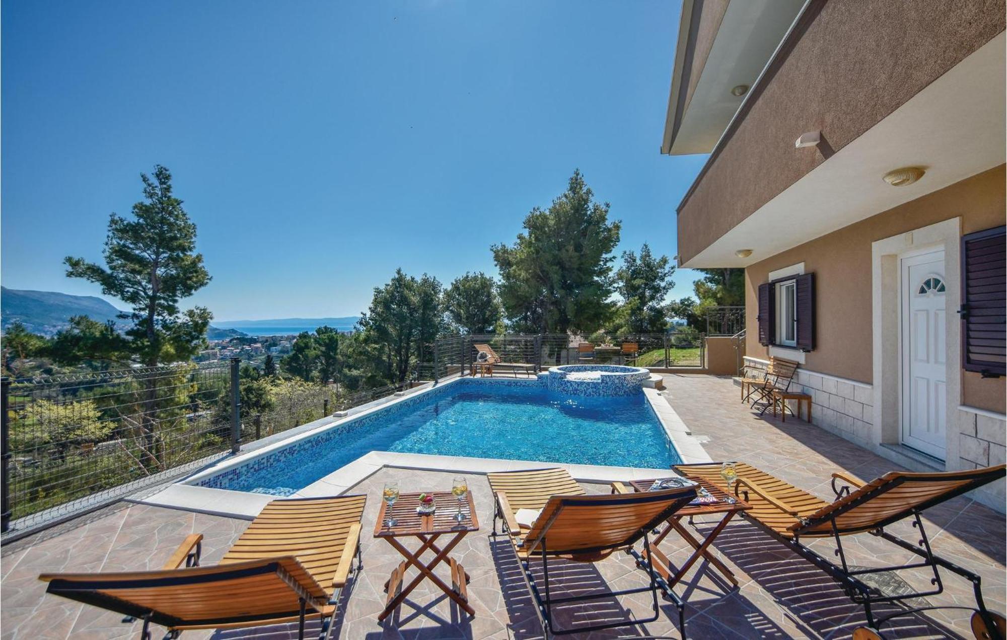 Lovely In With Jacuzzi Holiday home