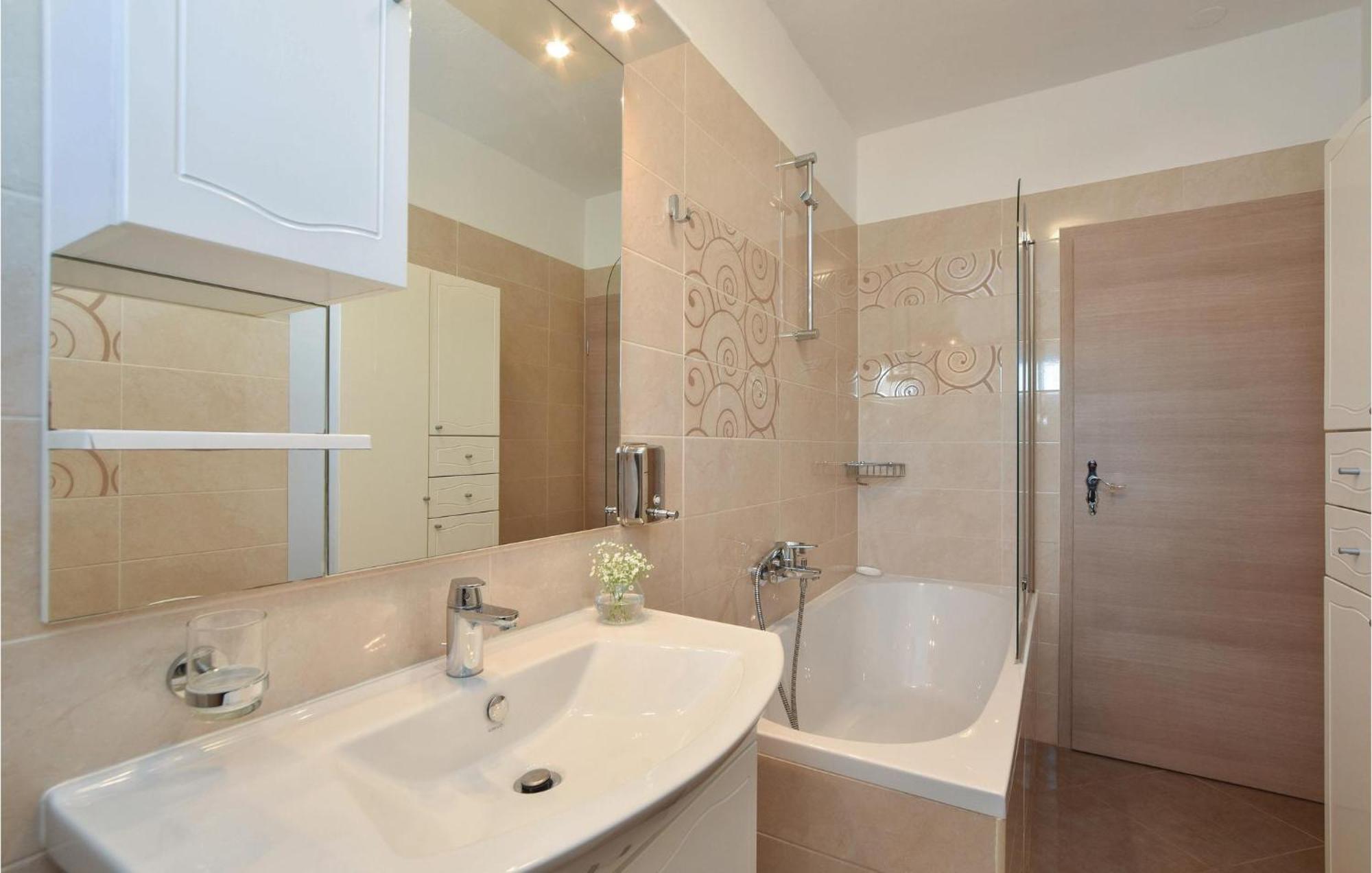 Ferienhaus Lovely In With Jacuzzi Split