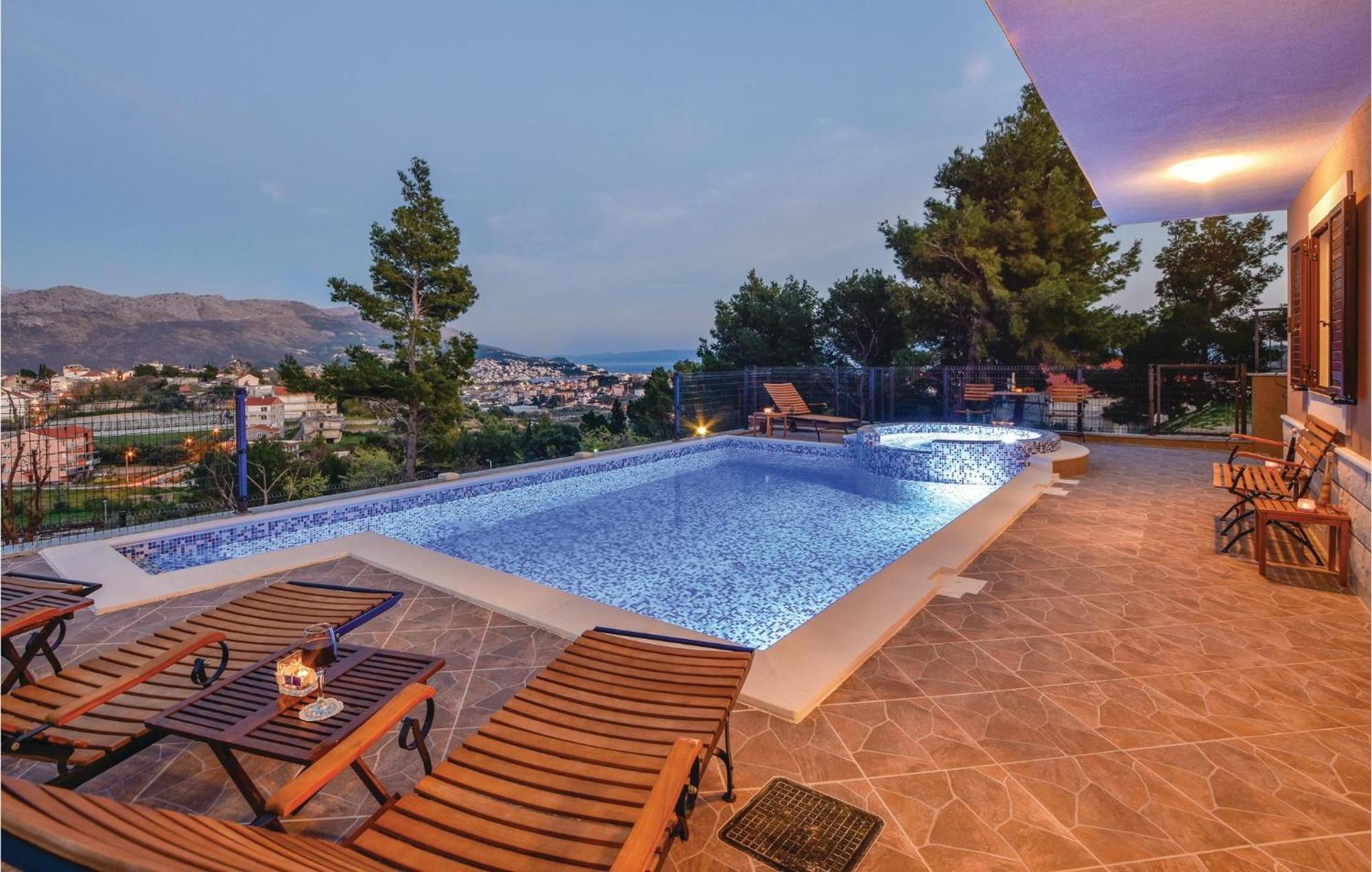 Lovely In With Jacuzzi *