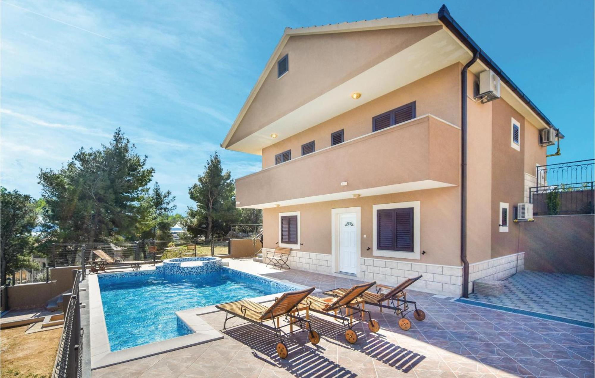 Lovely In With Jacuzzi Ferienhaus