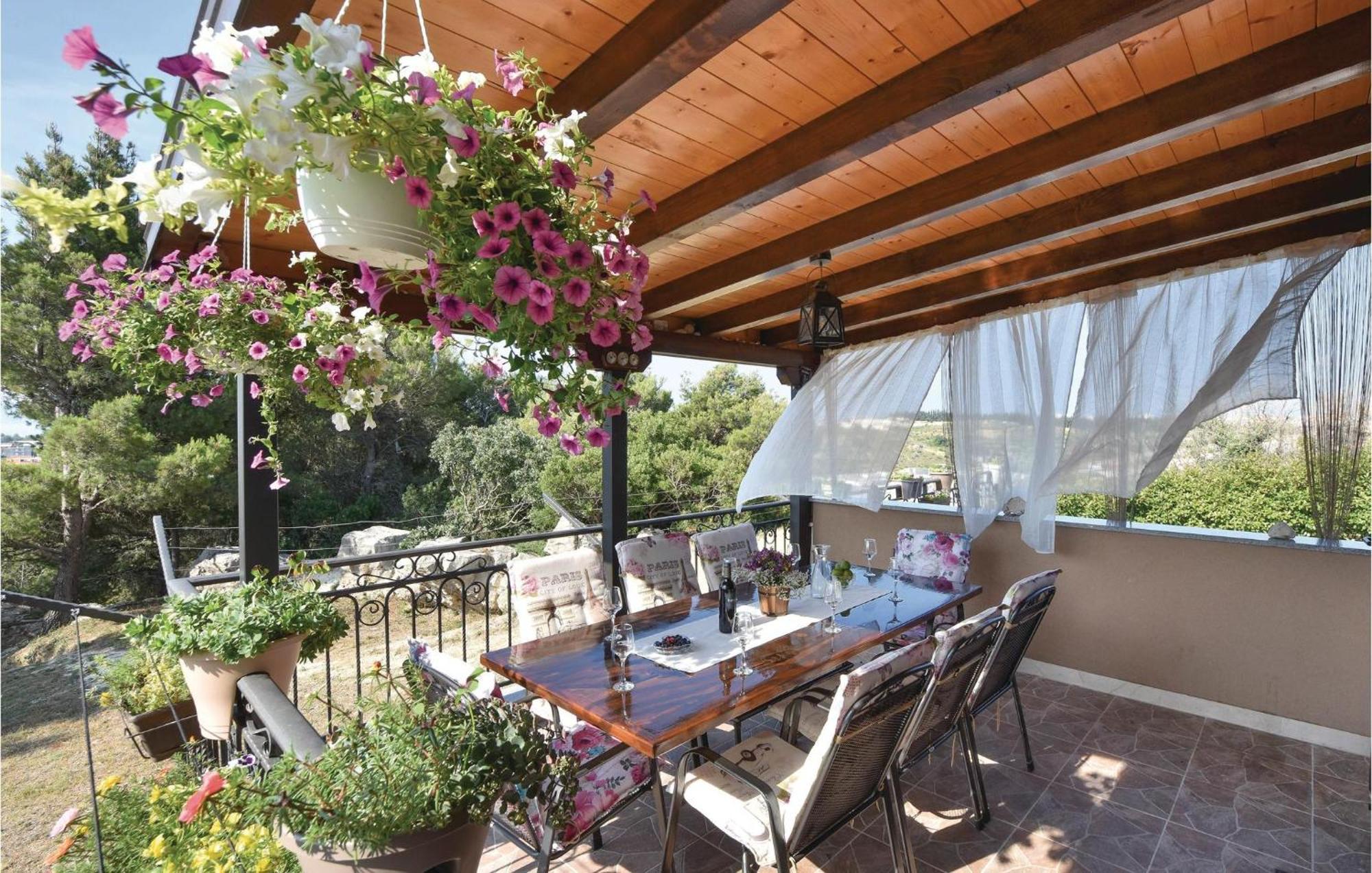 Lovely In With Jacuzzi Holiday home