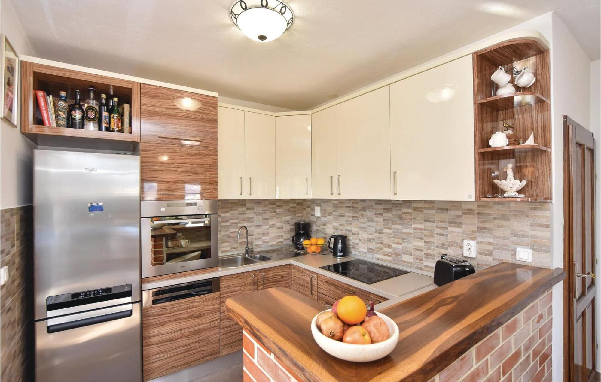 Lovely In With Jacuzzi Holiday home