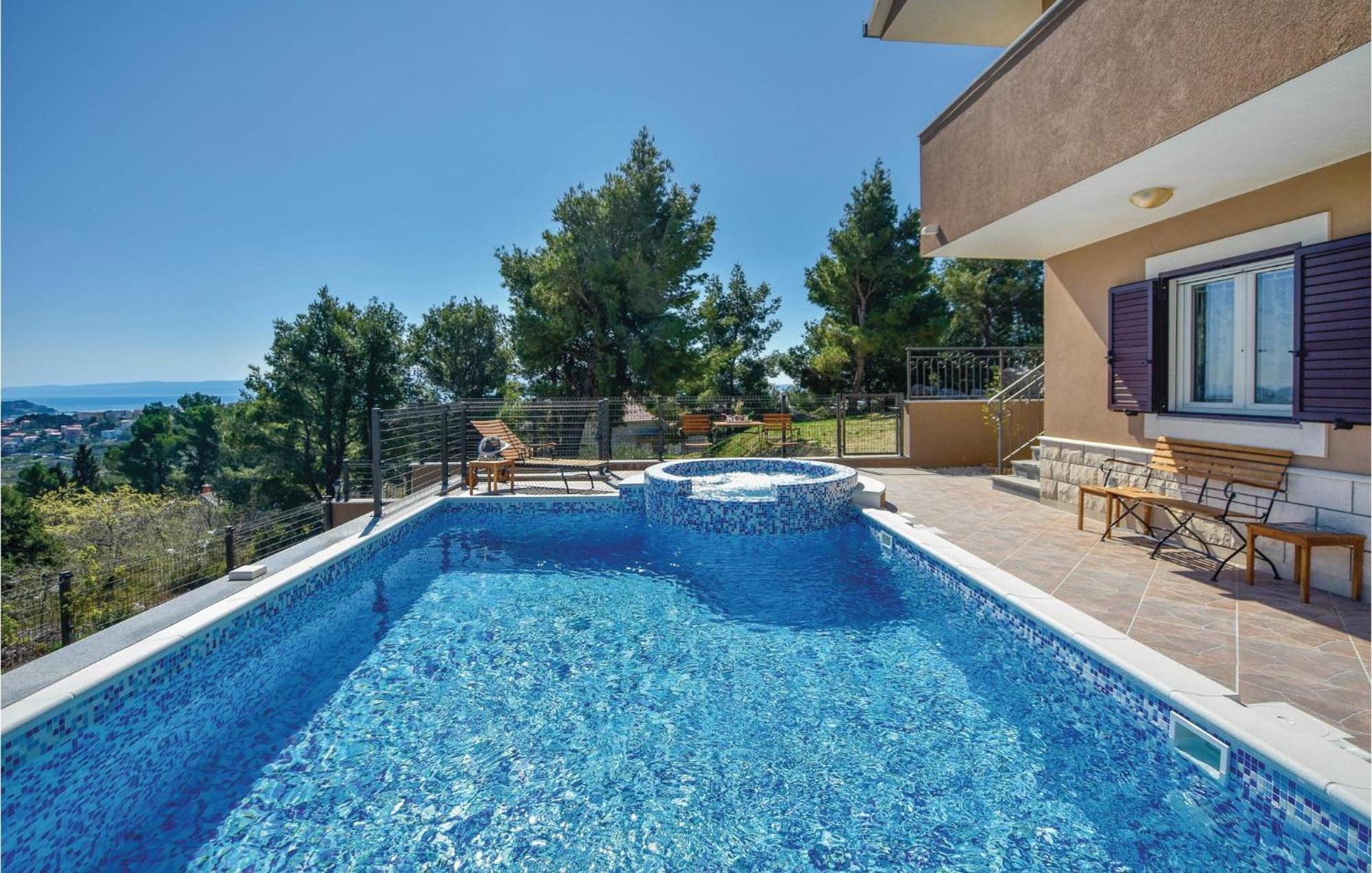 Lovely In With Jacuzzi Ferienhaus