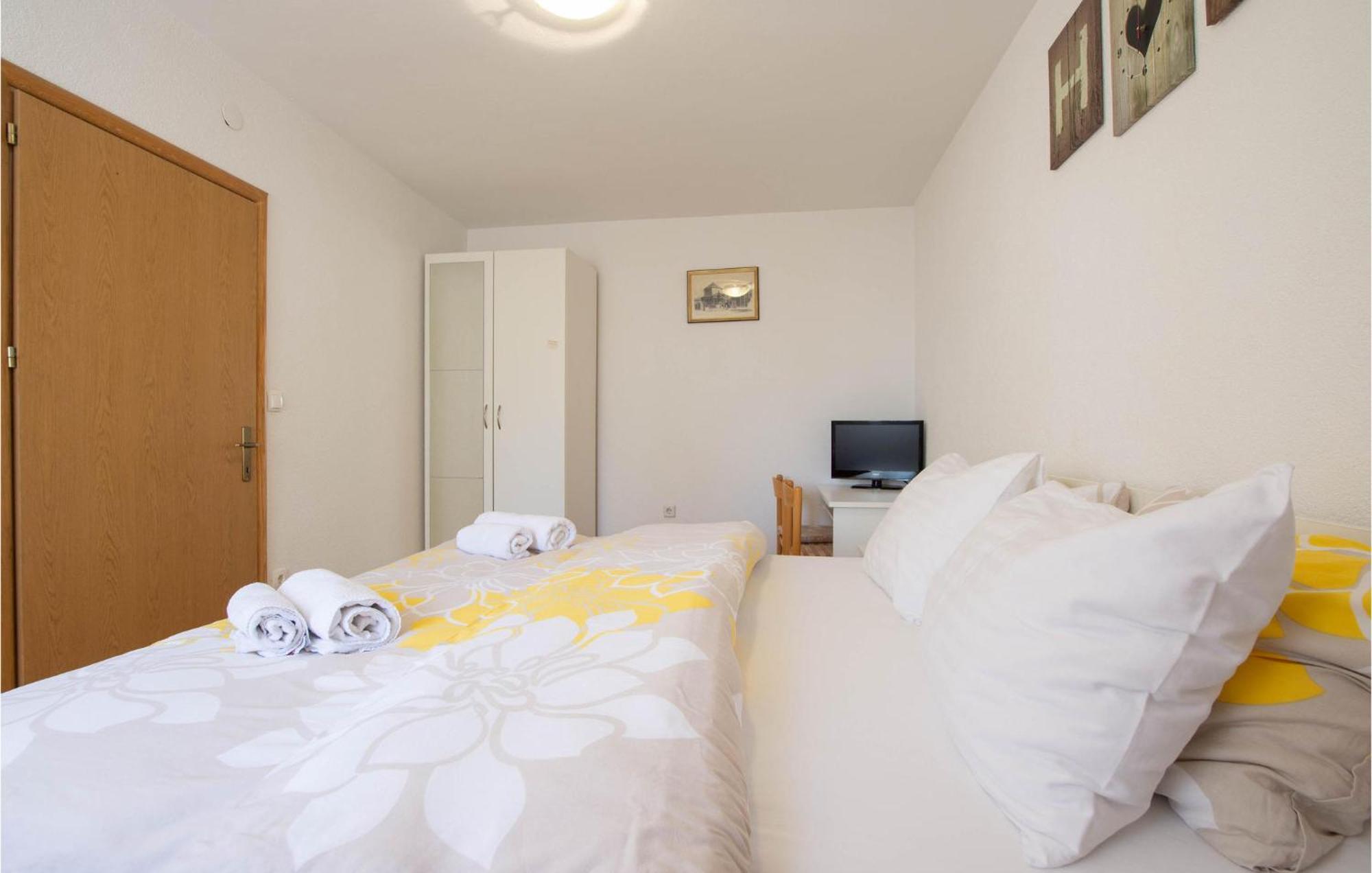 Holiday home Beautiful In With Kitchen Split