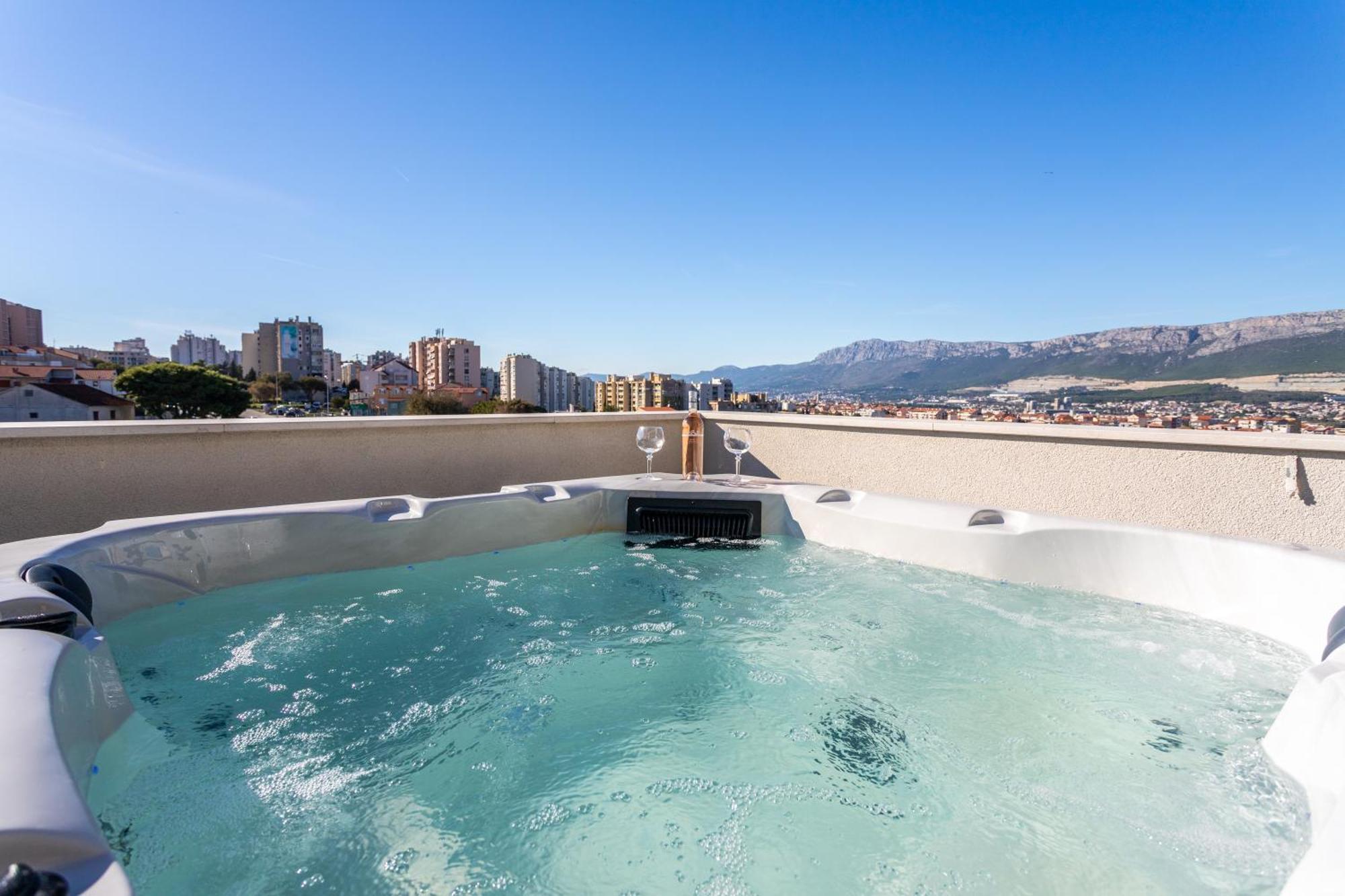 New Luxury 3-bedroom Penthouse With Huge Terrace Apartamento