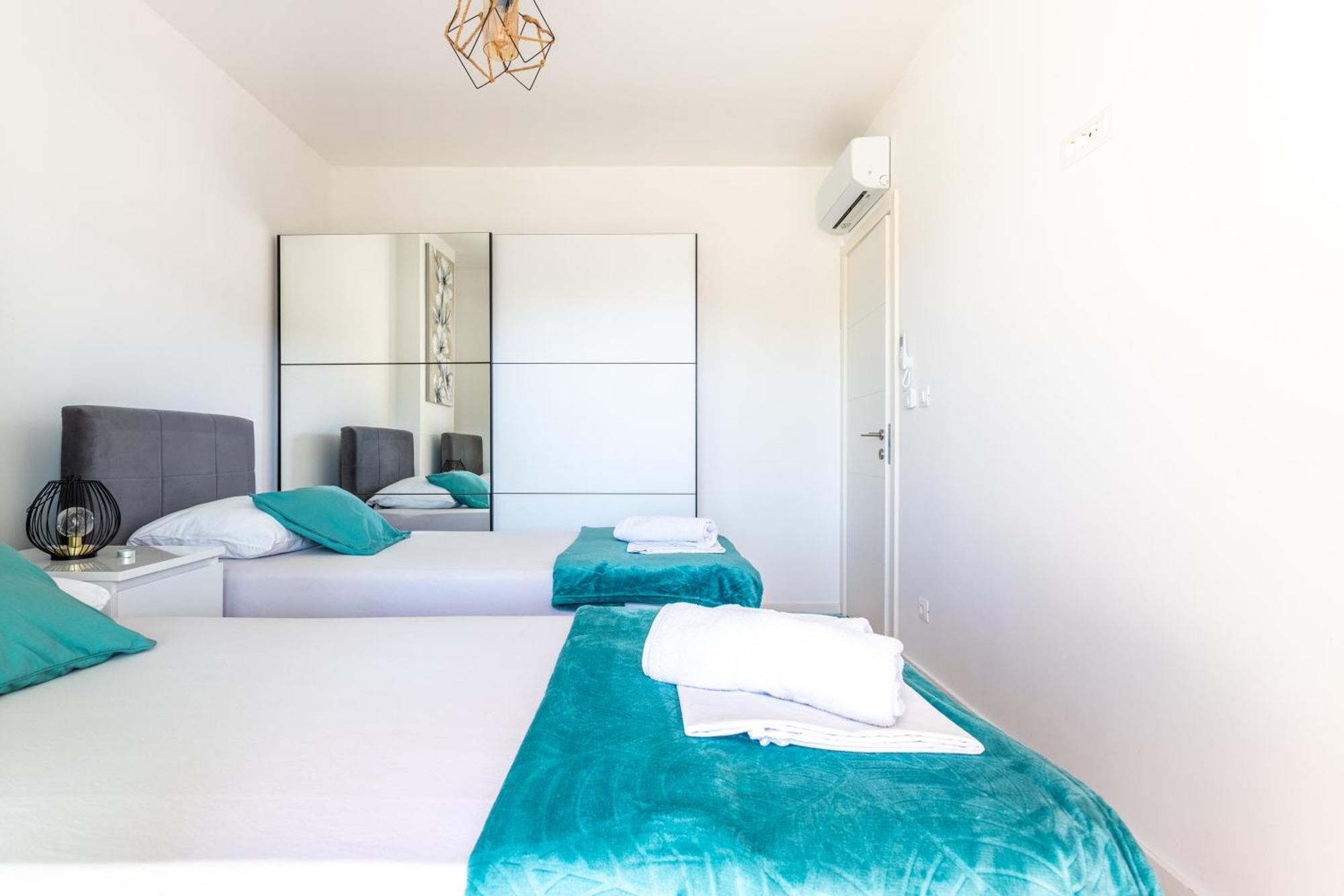 New Luxury 3-bedroom Penthouse With Huge Terrace *