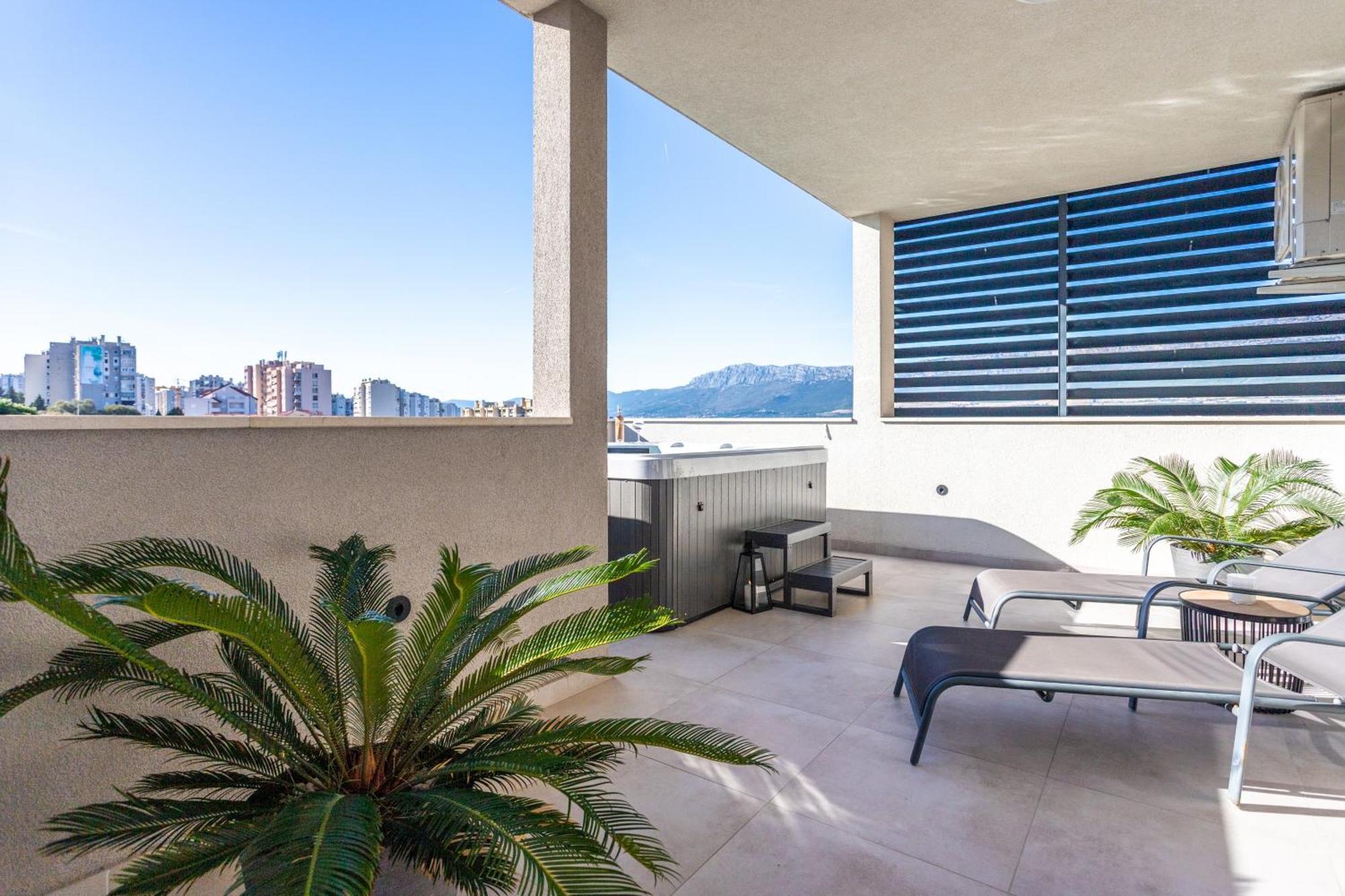 New Luxury 3-bedroom Penthouse With Huge Terrace Apartamento Split