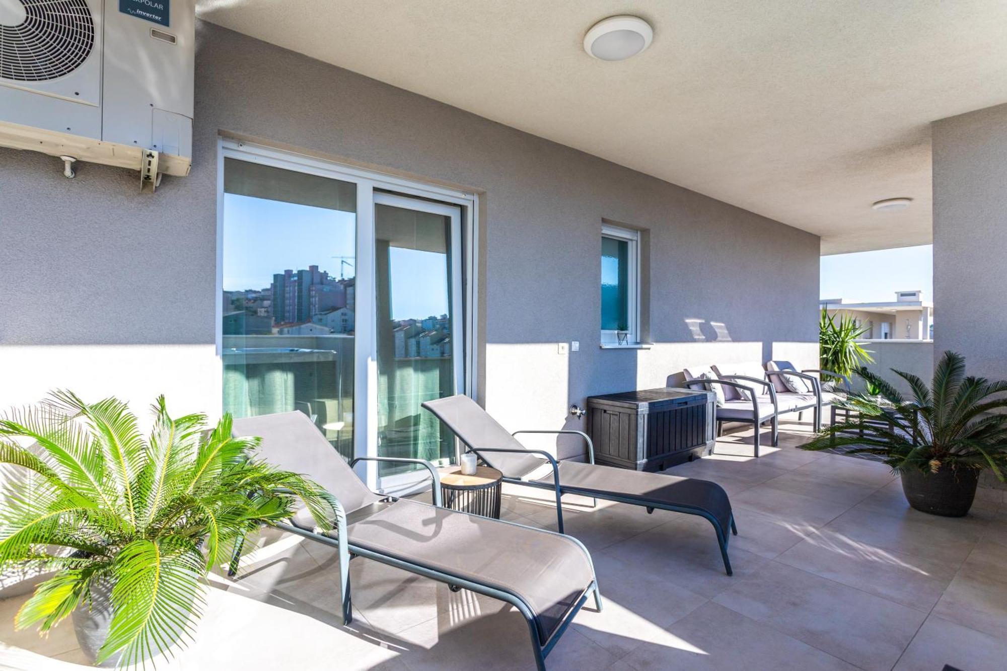 New Luxury 3-bedroom Penthouse With Huge Terrace *