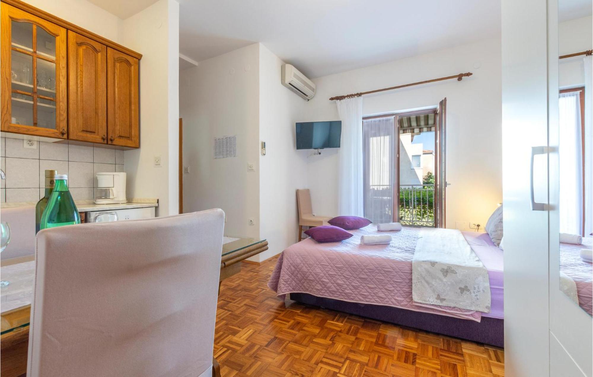 Lovely In Stobrec With Wifi Apartment *