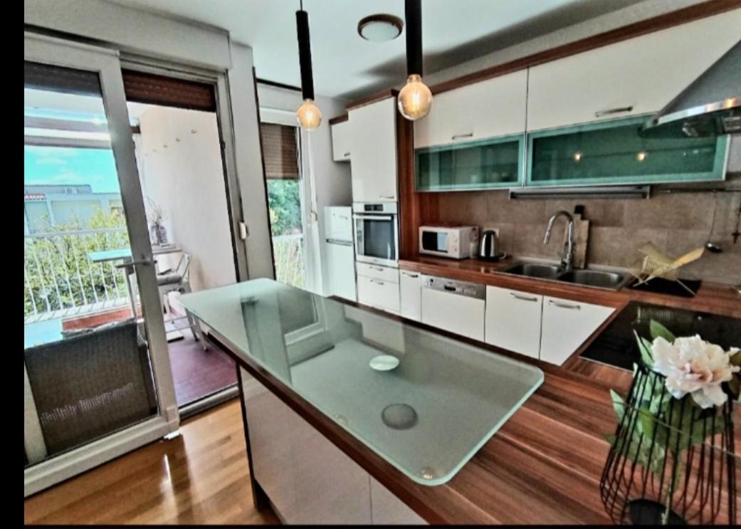 Beautiful Large Apartment, Walk To Beach
