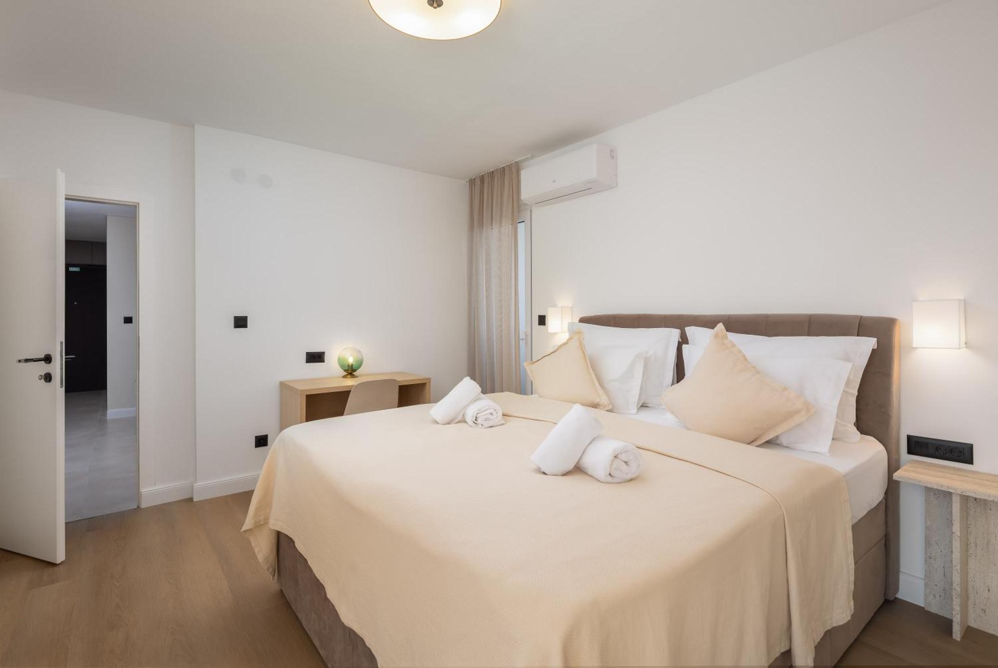 Leonela Apartment Split