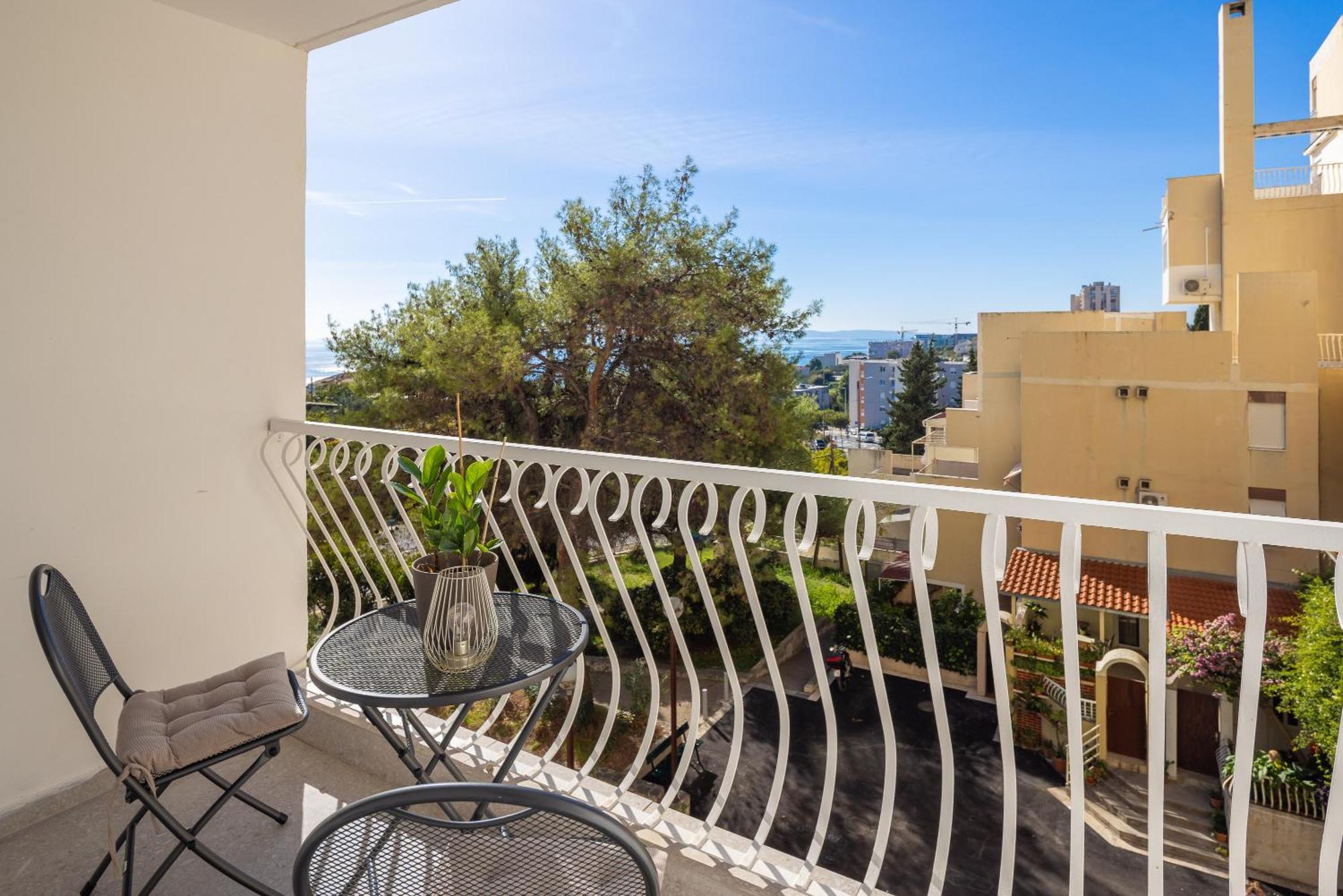 Leonela Apartment Split