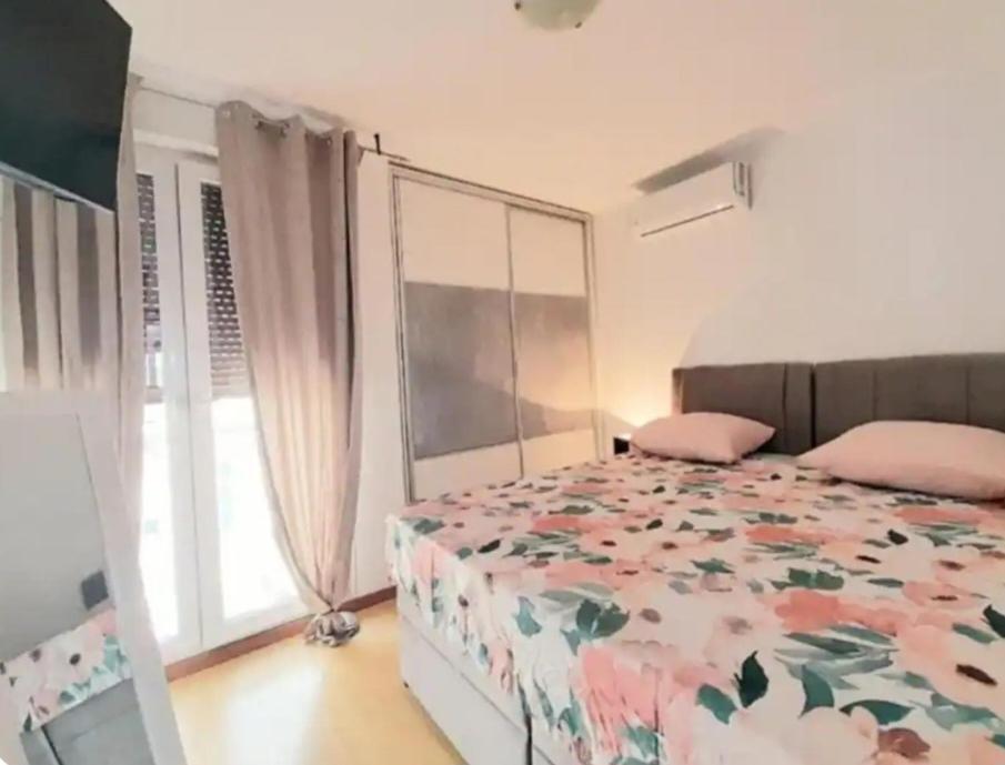 Beautiful Large Apartment, Walk To Beach *