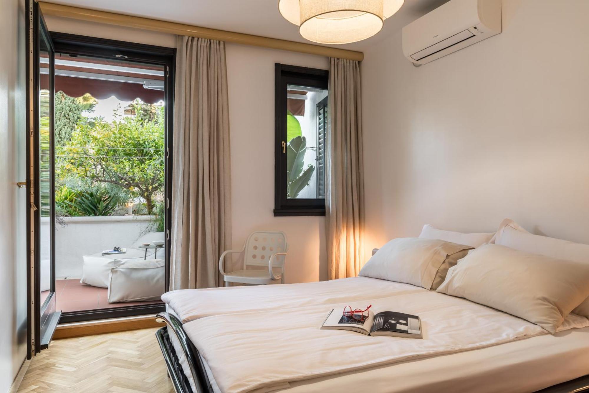 Apartment Mariuci With Lush Terrace And Private Garage *