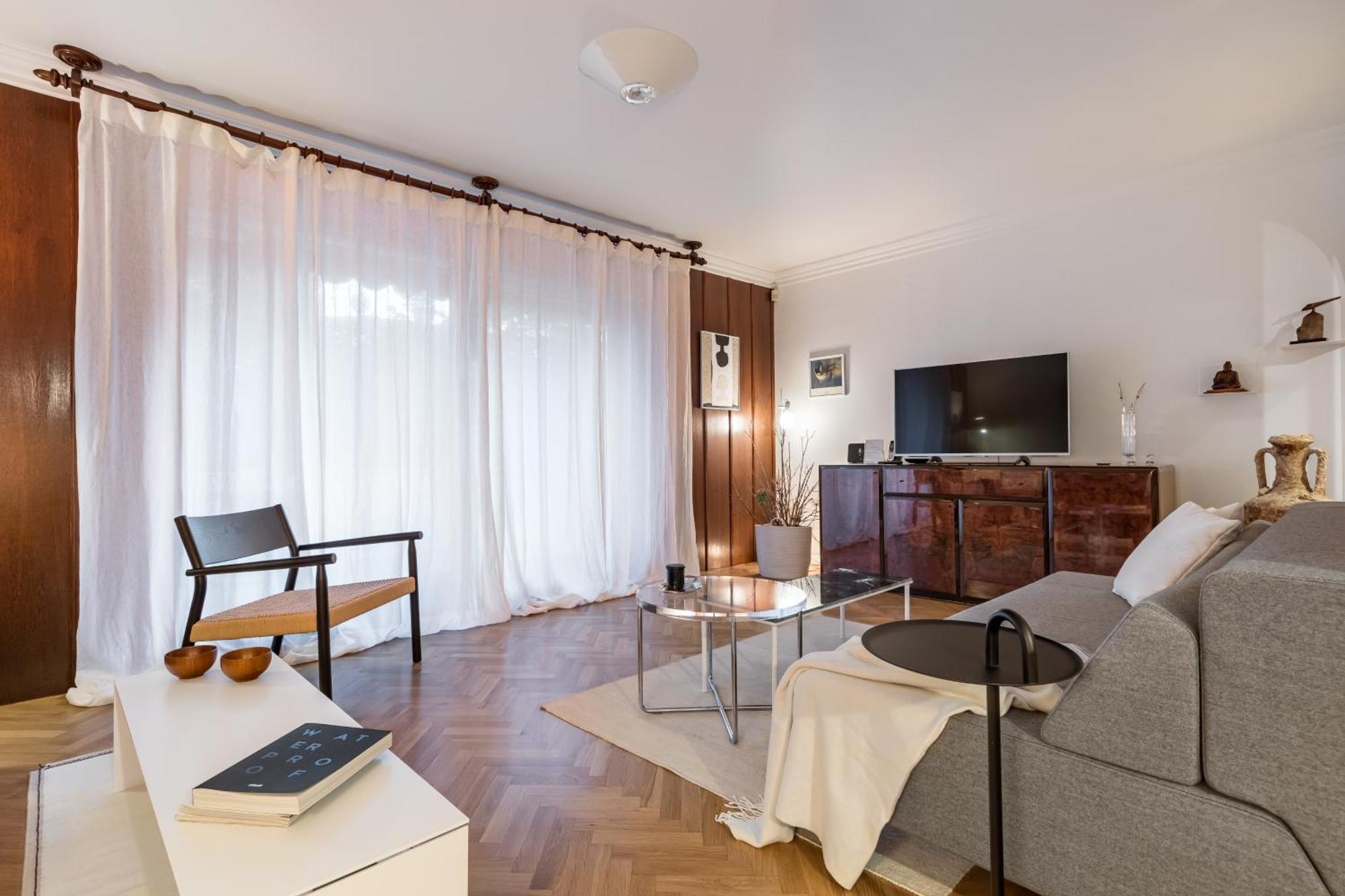 Apartment Mariuci With Lush Terrace And Private Garage