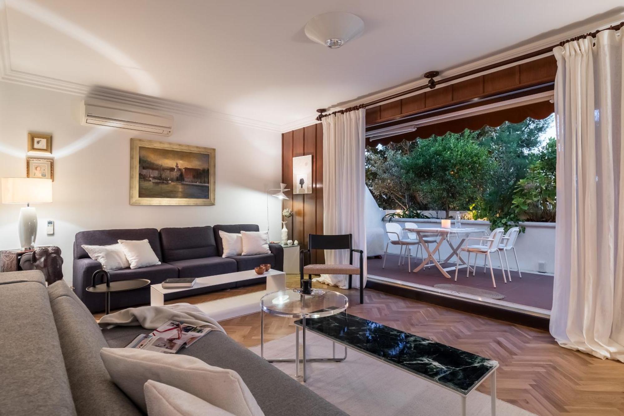 Mariuci With Lush Terrace And Private Garage