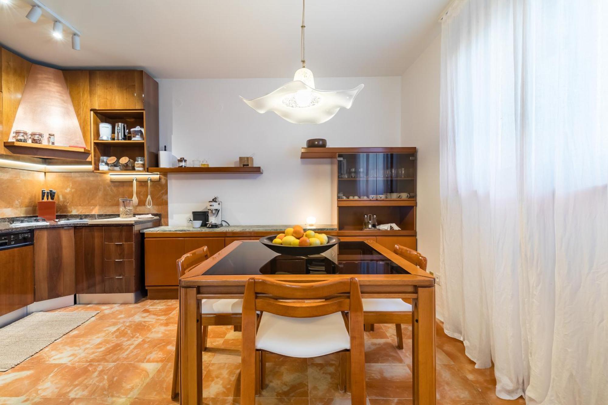 Mariuci With Lush Terrace And Private Garage
