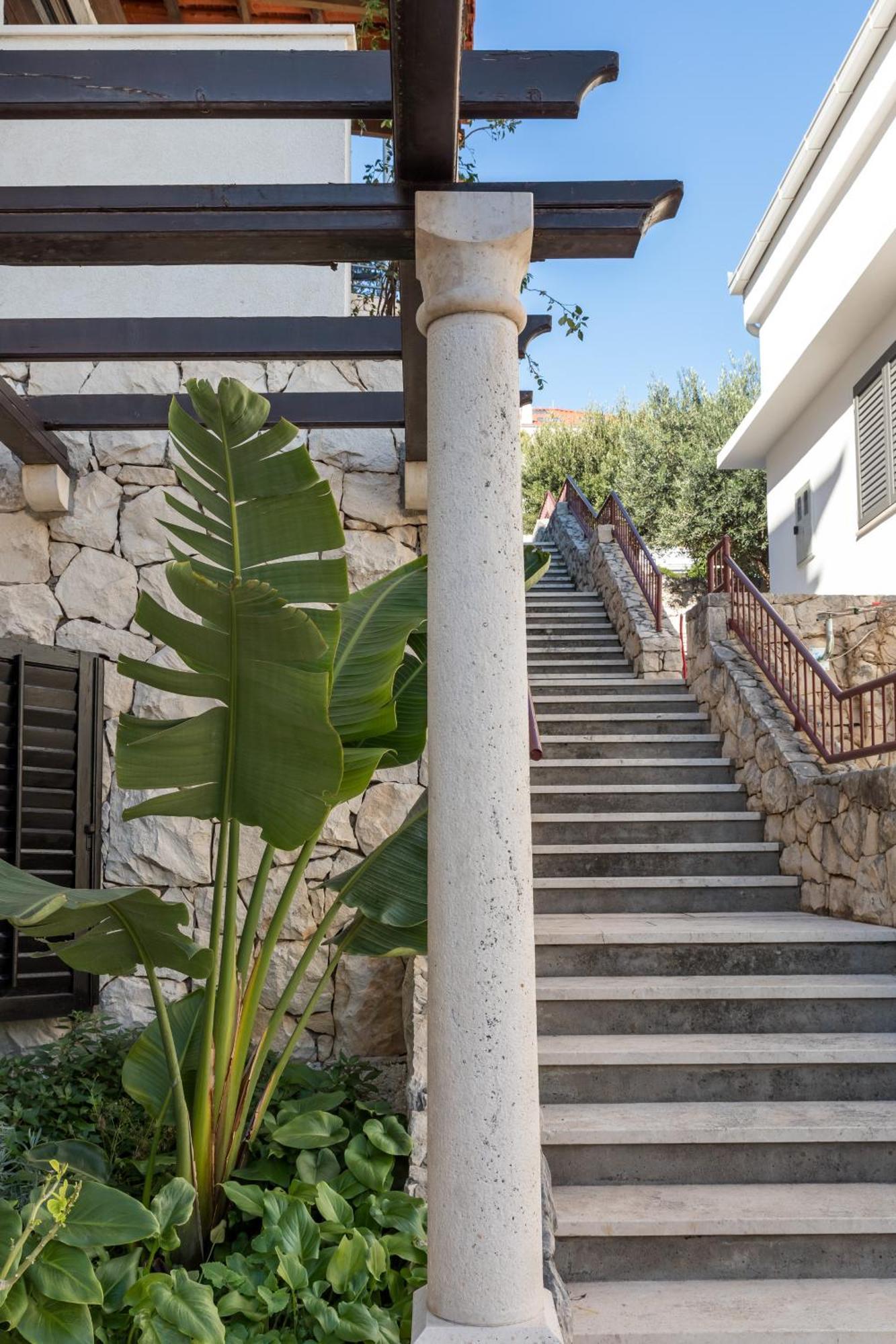 Mariuci With Lush Terrace And Private Garage Apartment *