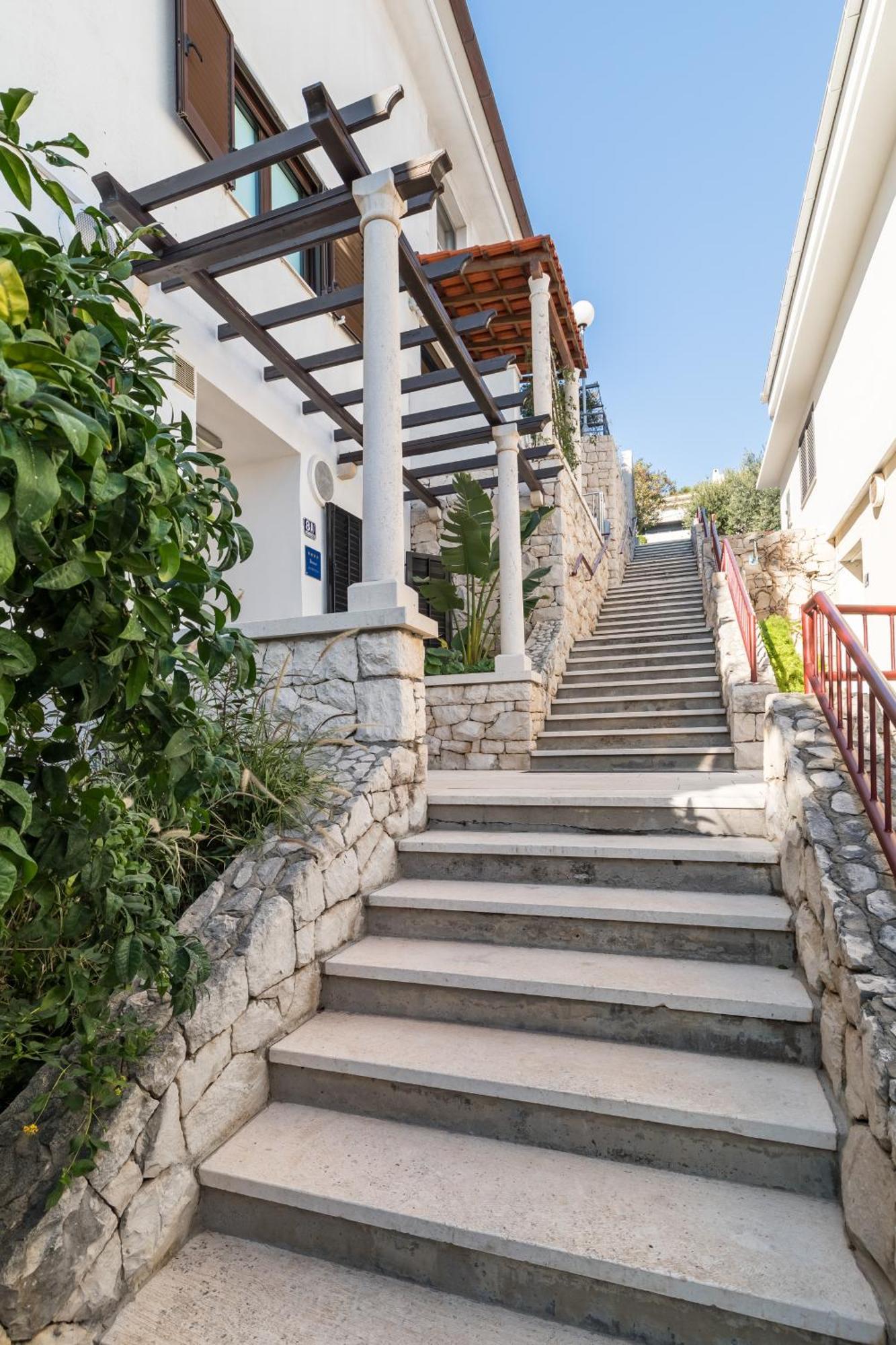 Apartment Mariuci With Lush Terrace And Private Garage *