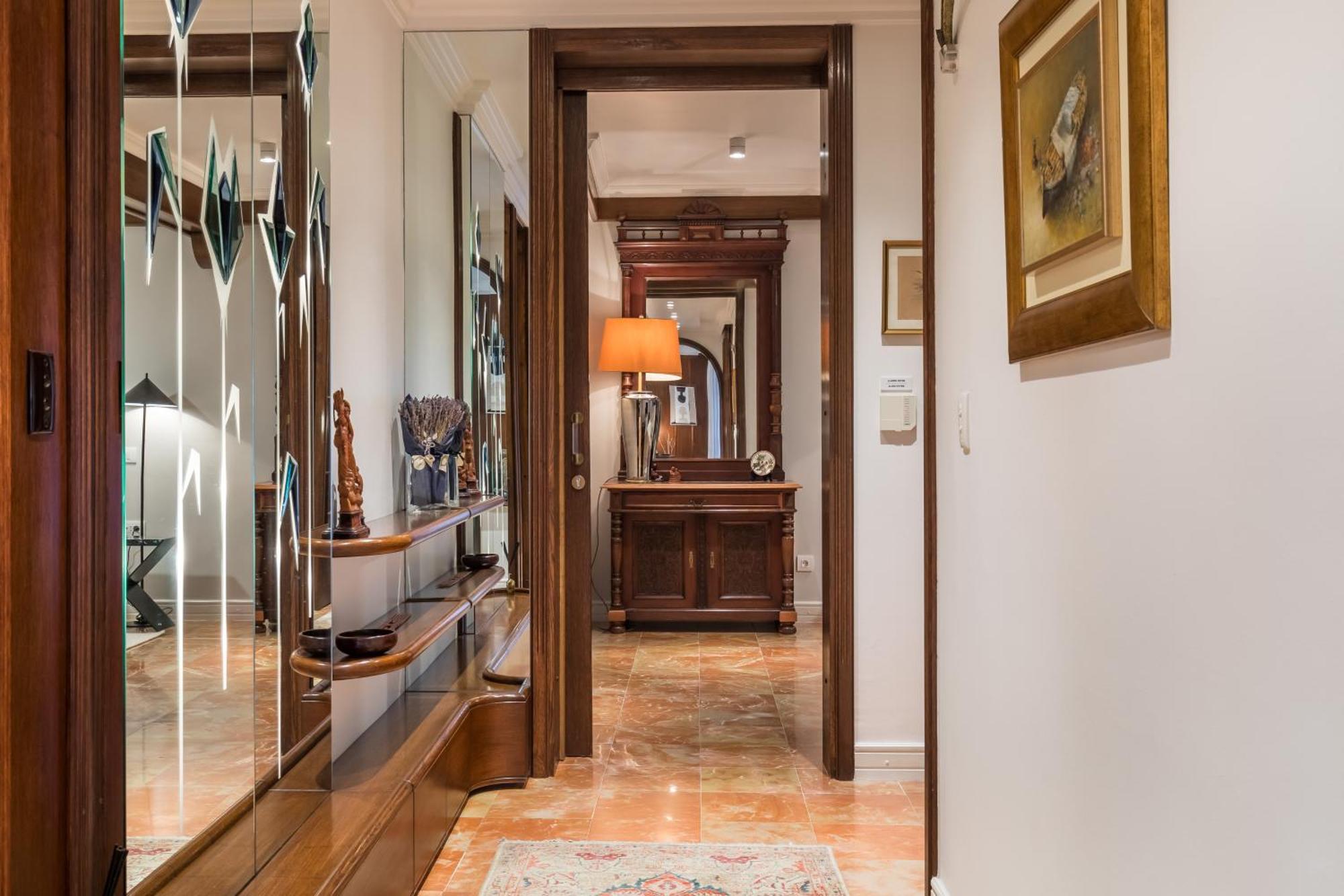 Apartment Mariuci With Lush Terrace And Private Garage