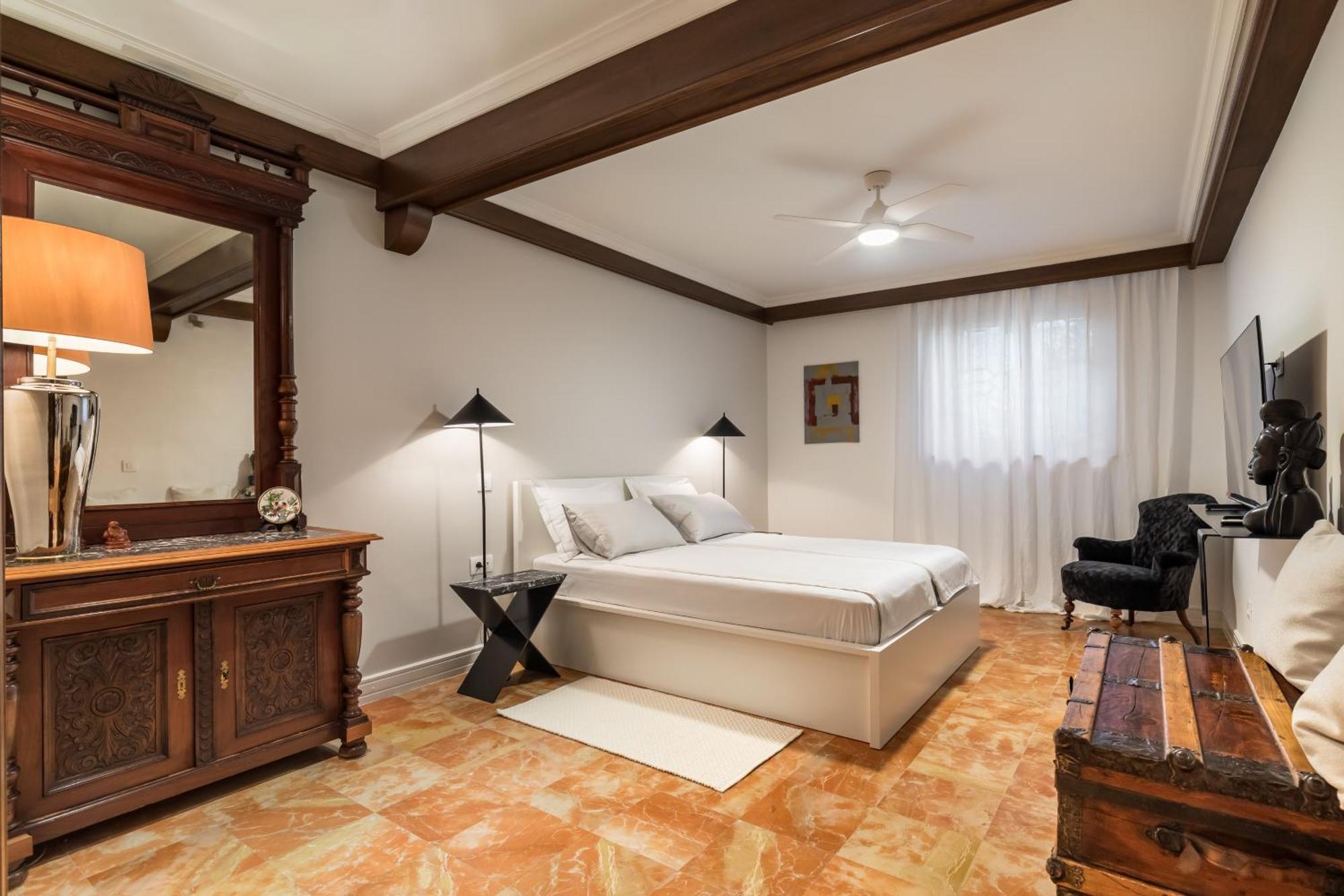 Apartment Mariuci With Lush Terrace And Private Garage