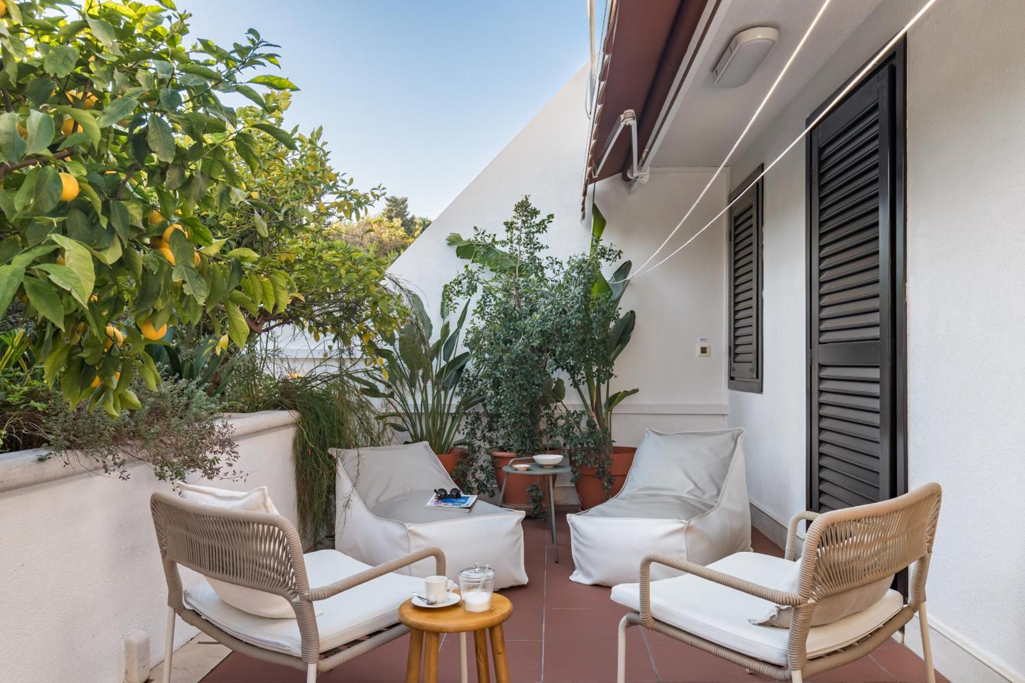 Mariuci With Lush Terrace And Private Garage Apartment *
