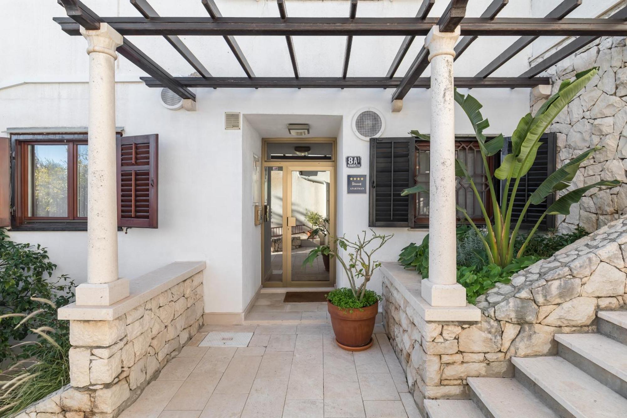 Mariuci With Lush Terrace And Private Garage * Split