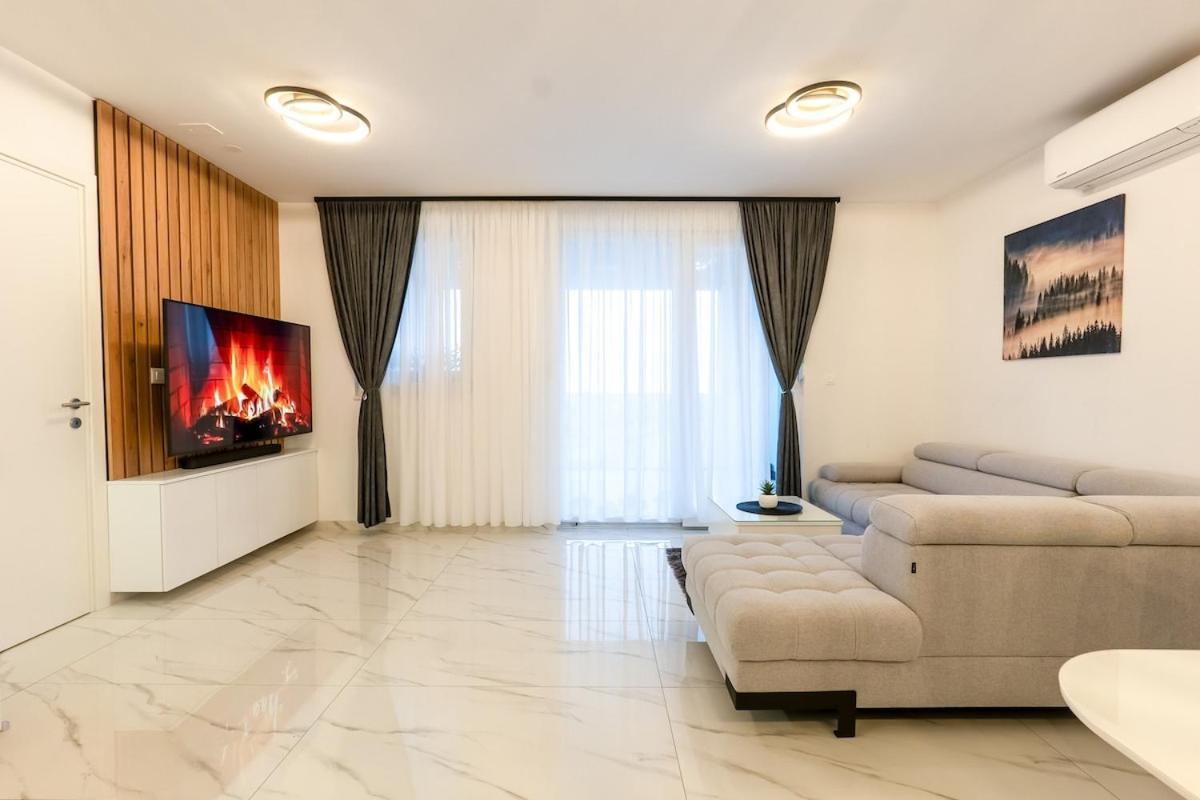 Modern Cityscape 2-bedroom Terrace Split
