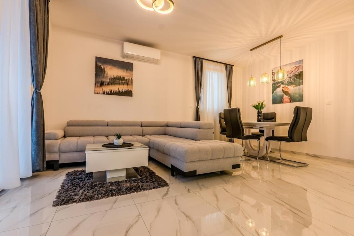 Modern Cityscape 2-bedroom Terrace Apartment