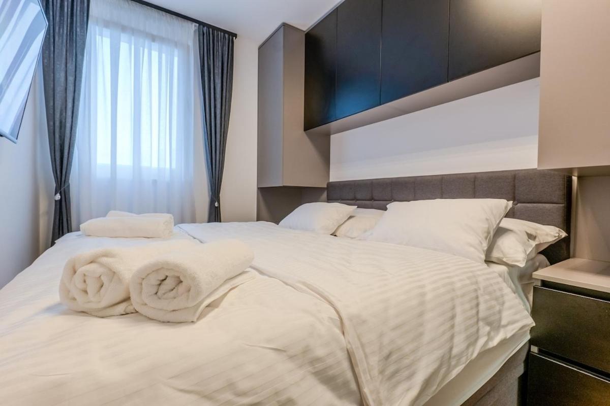 Modern Cityscape 2-bedroom Terrace Apartment Split