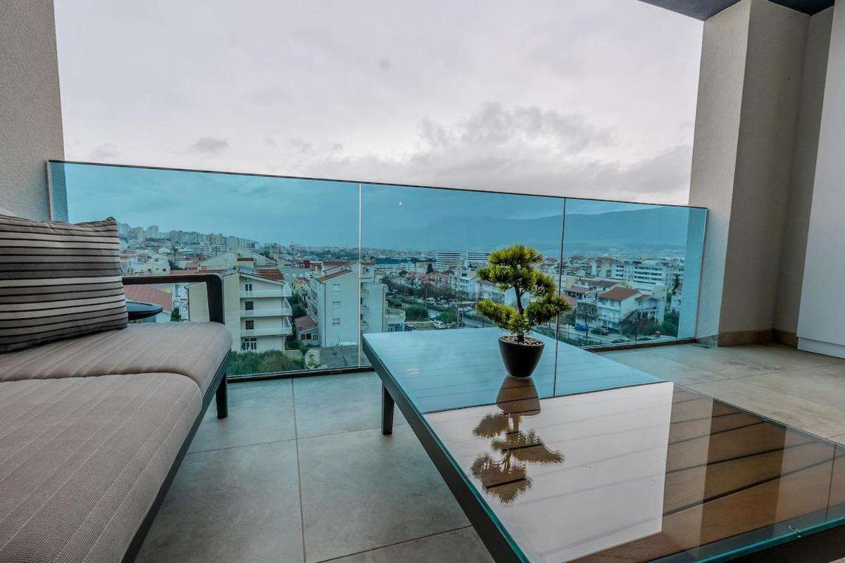 Apartment Modern Cityscape 2-bedroom Terrace Split
